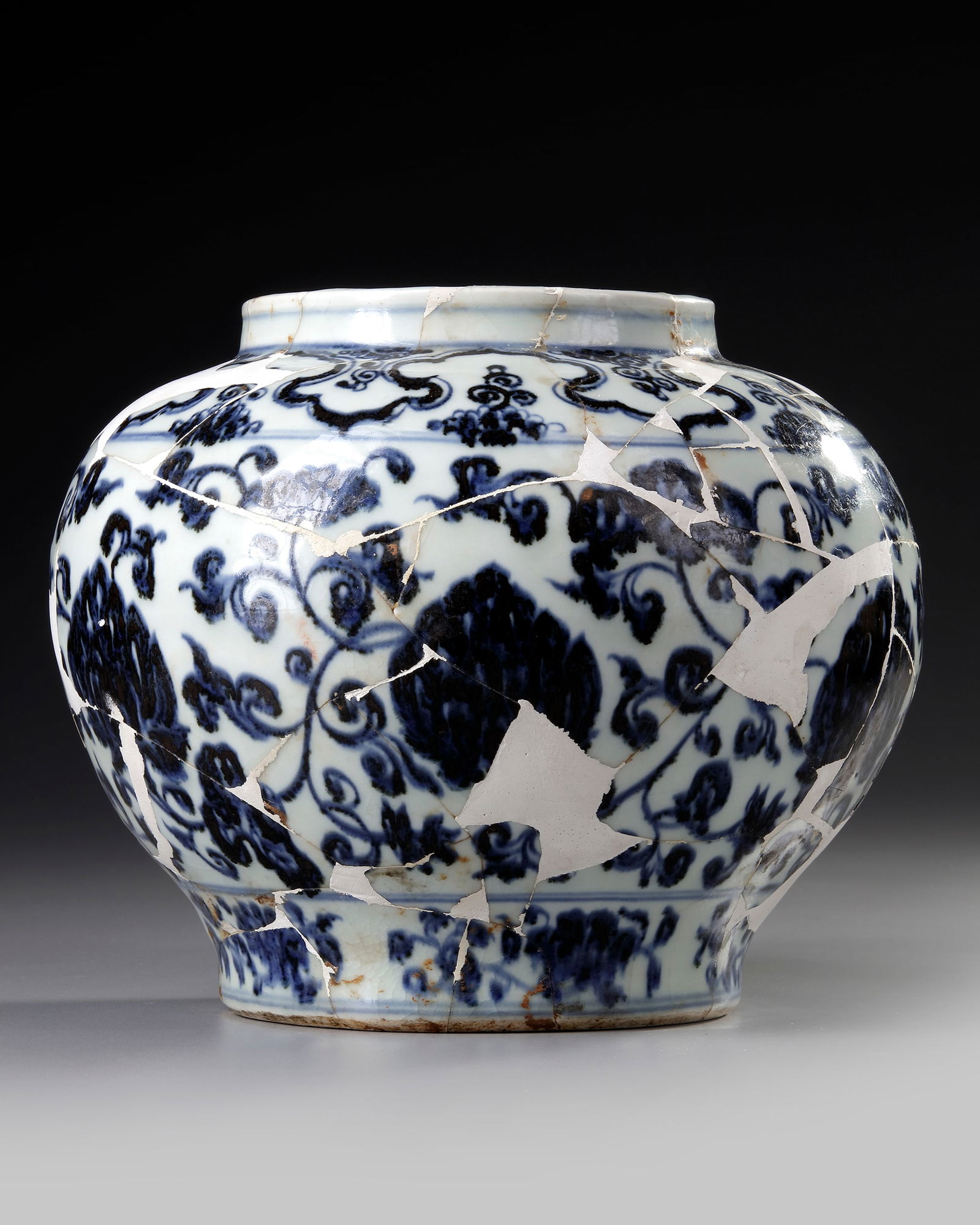 A CHINESE BLUE AND WHITE JAR, MING DYNASTY OR LATER (1 of 4)