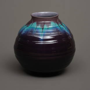 A LARGE JAPANESE PORCELAIN VASE BY YASOKICHI III, LATE 20TH CENTURY CIRCA 1986 (LATE SHOWA: A large Kutani-ware ???? porcelain globular vase with horizontal ribs by the famous artist Tokuda Yasokichi III ???????? (Masahiko ??) (1933-2009). Its body decorated with his iconic ‘saiyu’ glaze