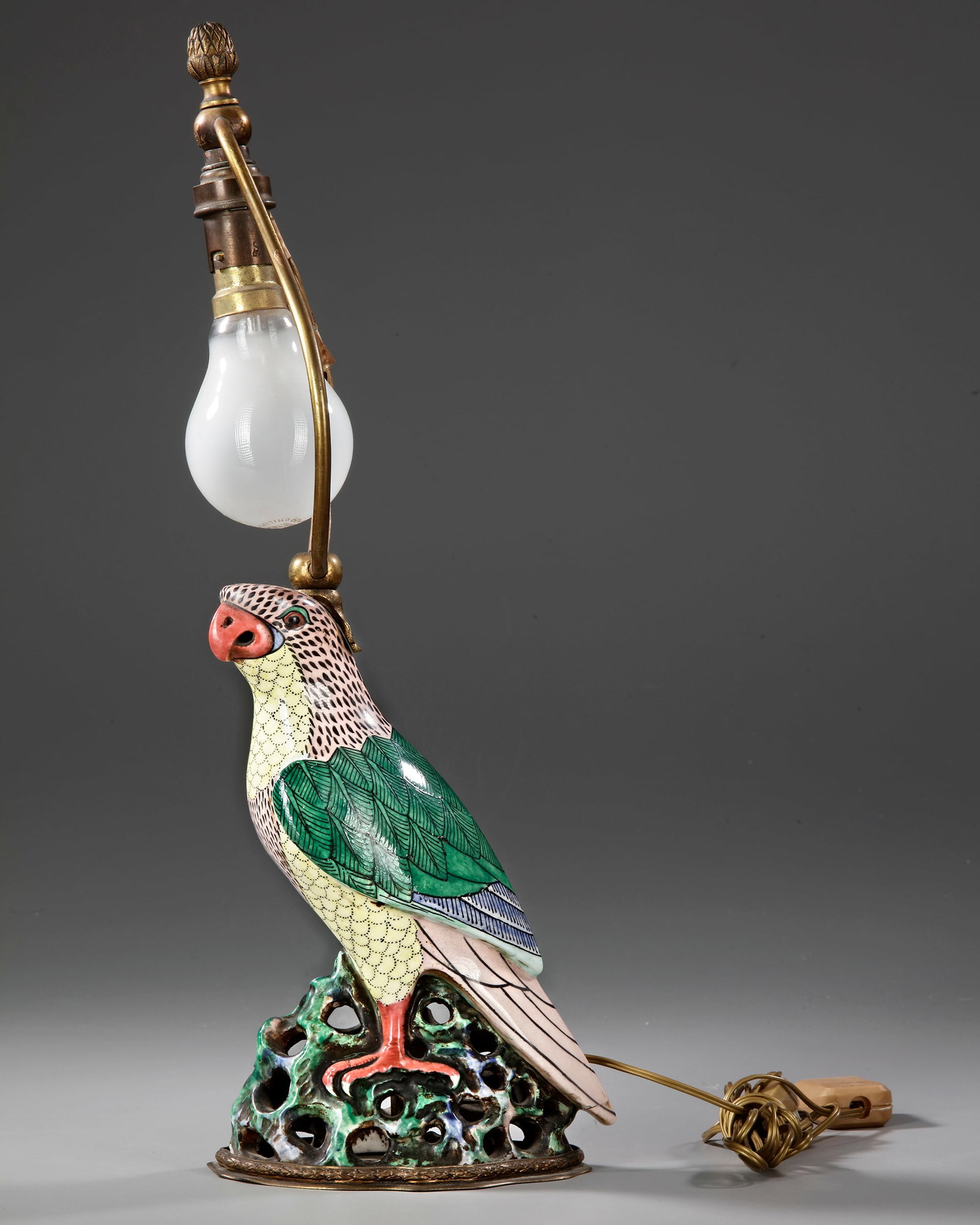 A PARROT SHAPED LAMP IN POLYCHROME PORCELAIN, NAPOLEON III PERIOD, LATE 19TH CENTURY: Without a lampshade. Parrot height: 21 cm. Total height: 42 cm. In a very good condition.