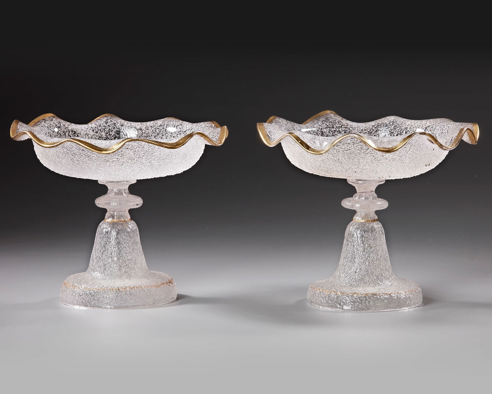 A PAIR OF GOLDEN AND WHITE MURANO CRYSTAL STANDING BOWLS, EARLY 20TH CENTURY (1 of 4)