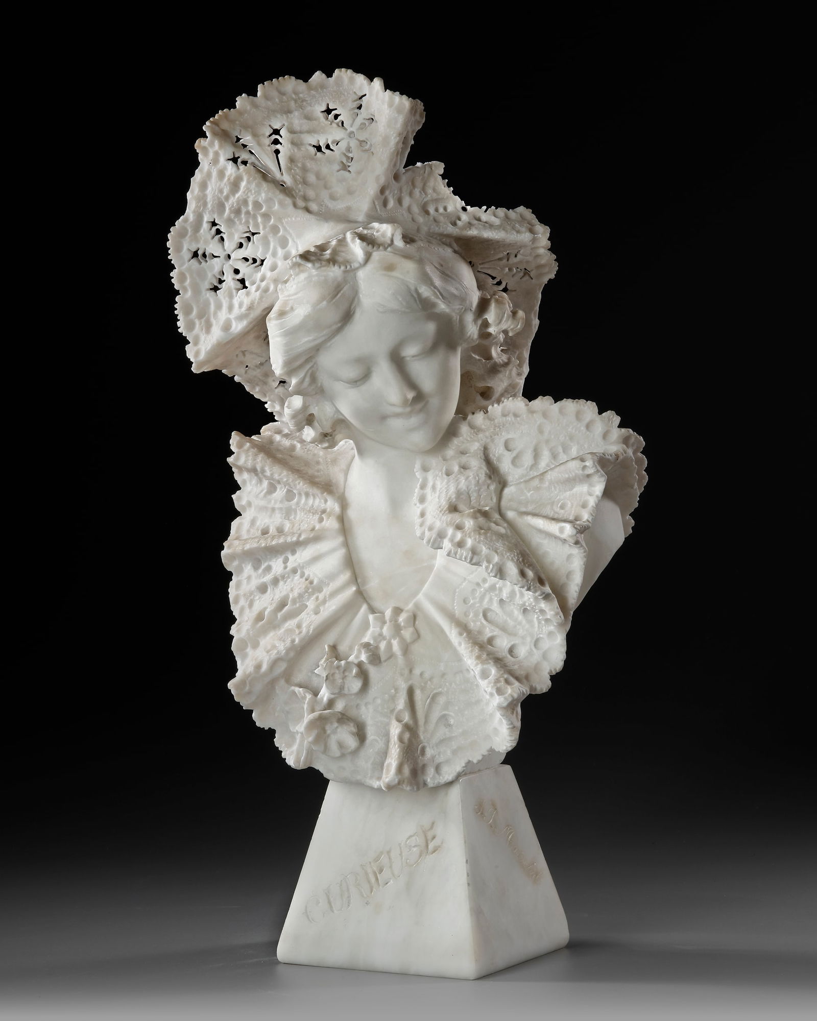 AN ALABASTER SCULPTURE OF AN ELEGANT LADY, LATE 19TH CENTURY (1 of 8)