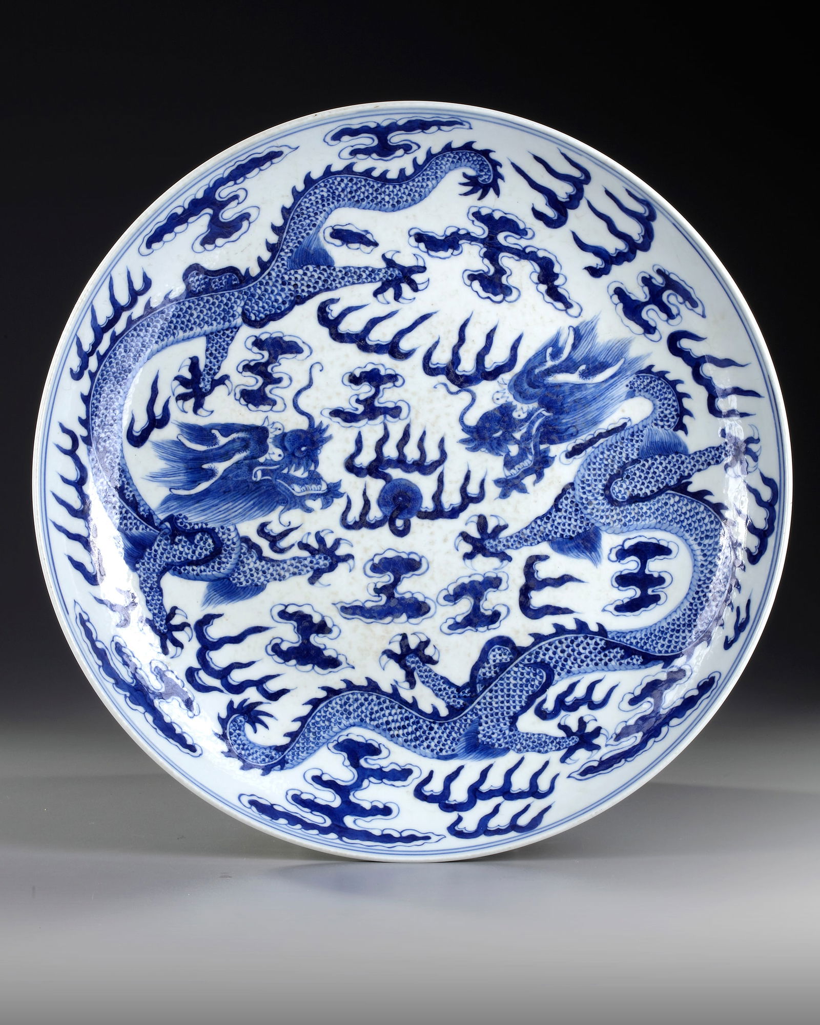 A CHINESE BLUE AND WHITE DRAGON DISH, 19TH-20TH CENTURY (1 of 2)