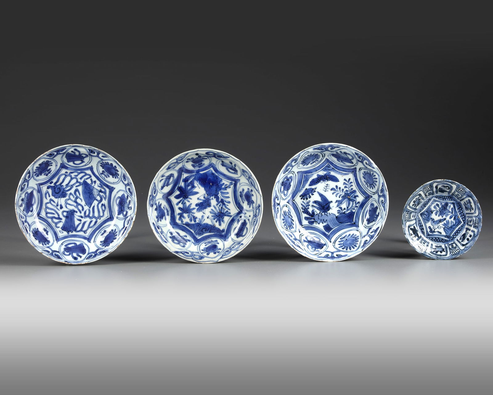 FOUR CHINESE BLUE AND WHITE DISHES, WANLI PERIOD (1572-1620) (1 of 2)