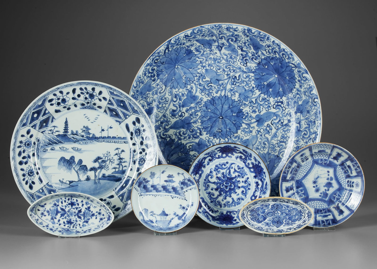 A CHINESE COLLECTION OF SEVEN BLUE AND WHITE WARES, 18TH CENTURY (1 of 2)