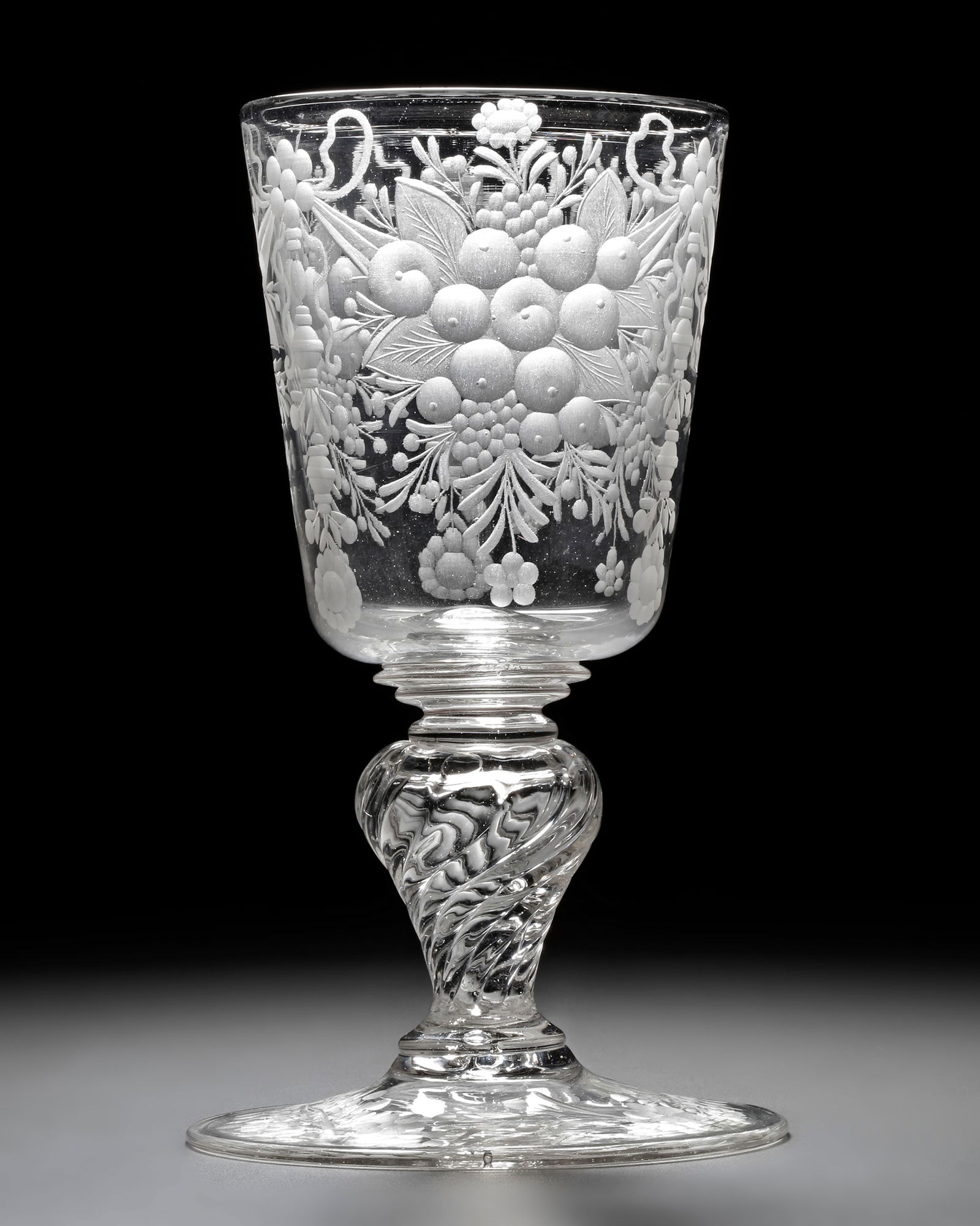 AN 18TH CENTURY CRYSTAL ENGRAVED DRINKING GLASS OR CHALICE (1 of 3)