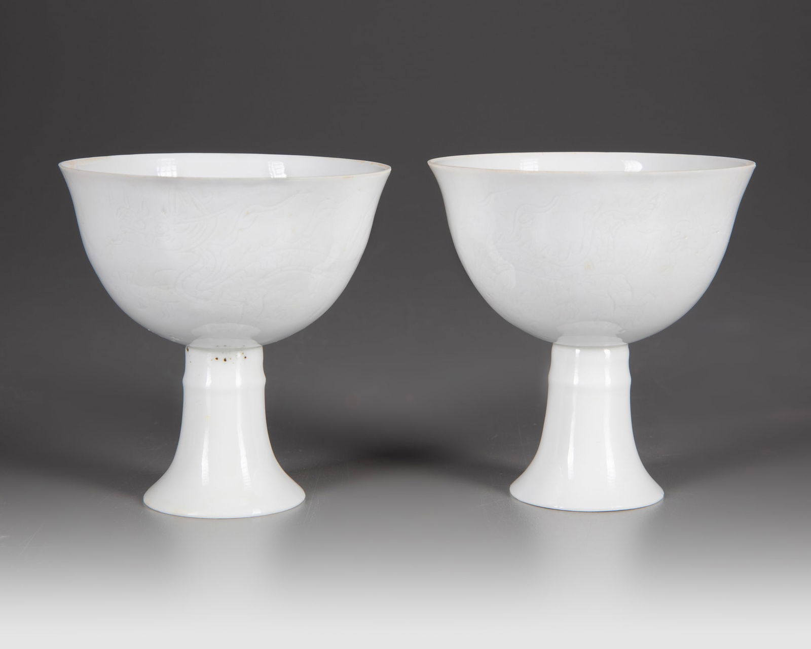 A PAIR OF CHINESE WHITE-GLAZED DRAGONS STEM CUPS, 20TH CENTURY (1 of 4)