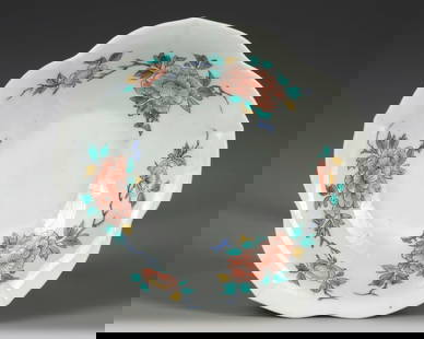 A JAPANESE PORCELAIN ENAMELLED DISH, 18TH CENTURY: Diameter 14 cm.