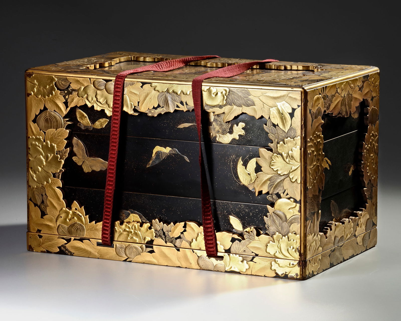 A JAPANESE LACQUER BOX, EDO PERIOD (1600-1868 ) (1 of 8)