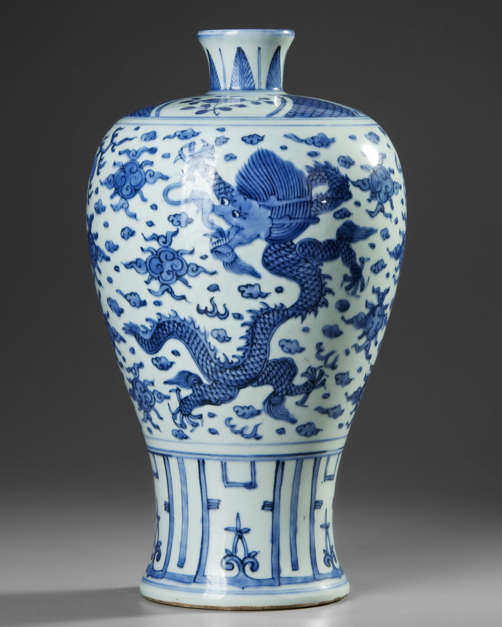 A CHINESE BLUE AND WHITE DRAGONS VASE, 19TH CENTURY (1 of 4)