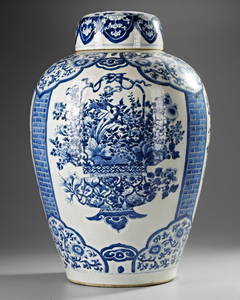 A LARGE CHINESE JAR WITH COVER, KANGXI PERIOD (1662-1722)