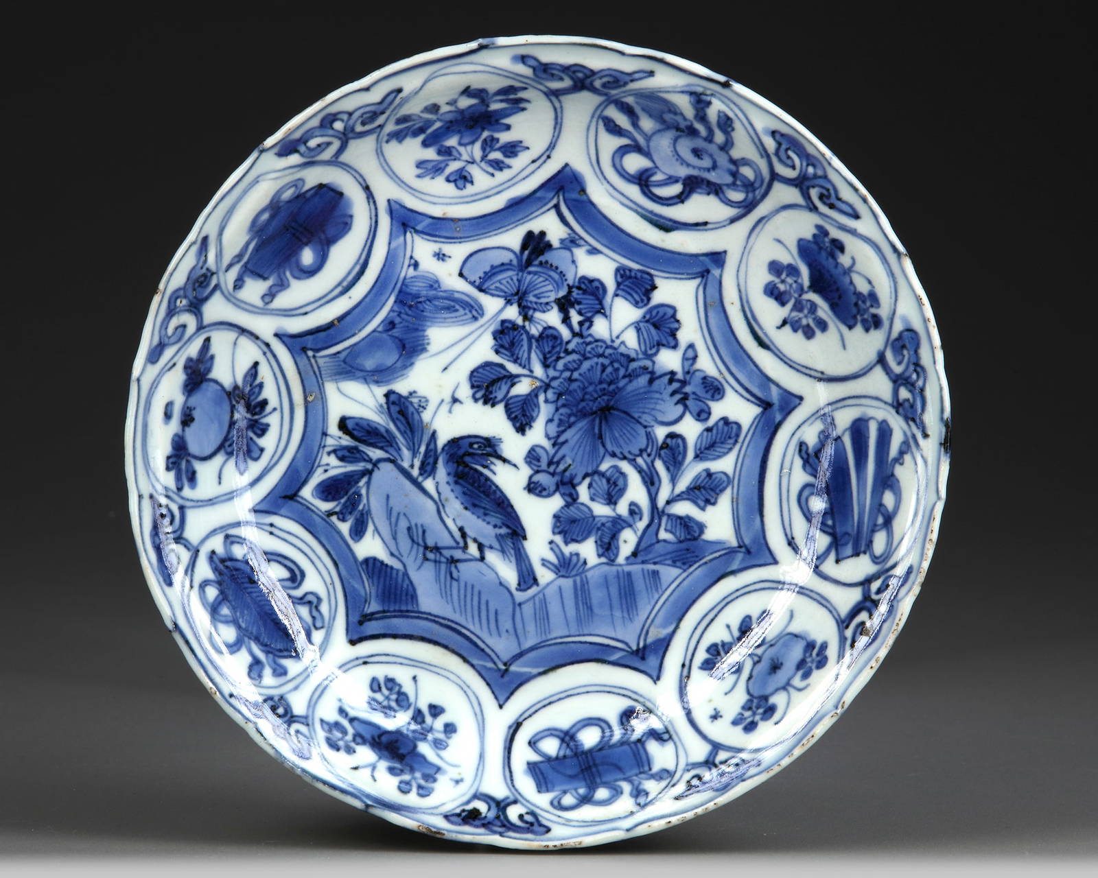A CHINESE BLUE AND WHITE DISH, WANLI PERIOD (1572-1620)