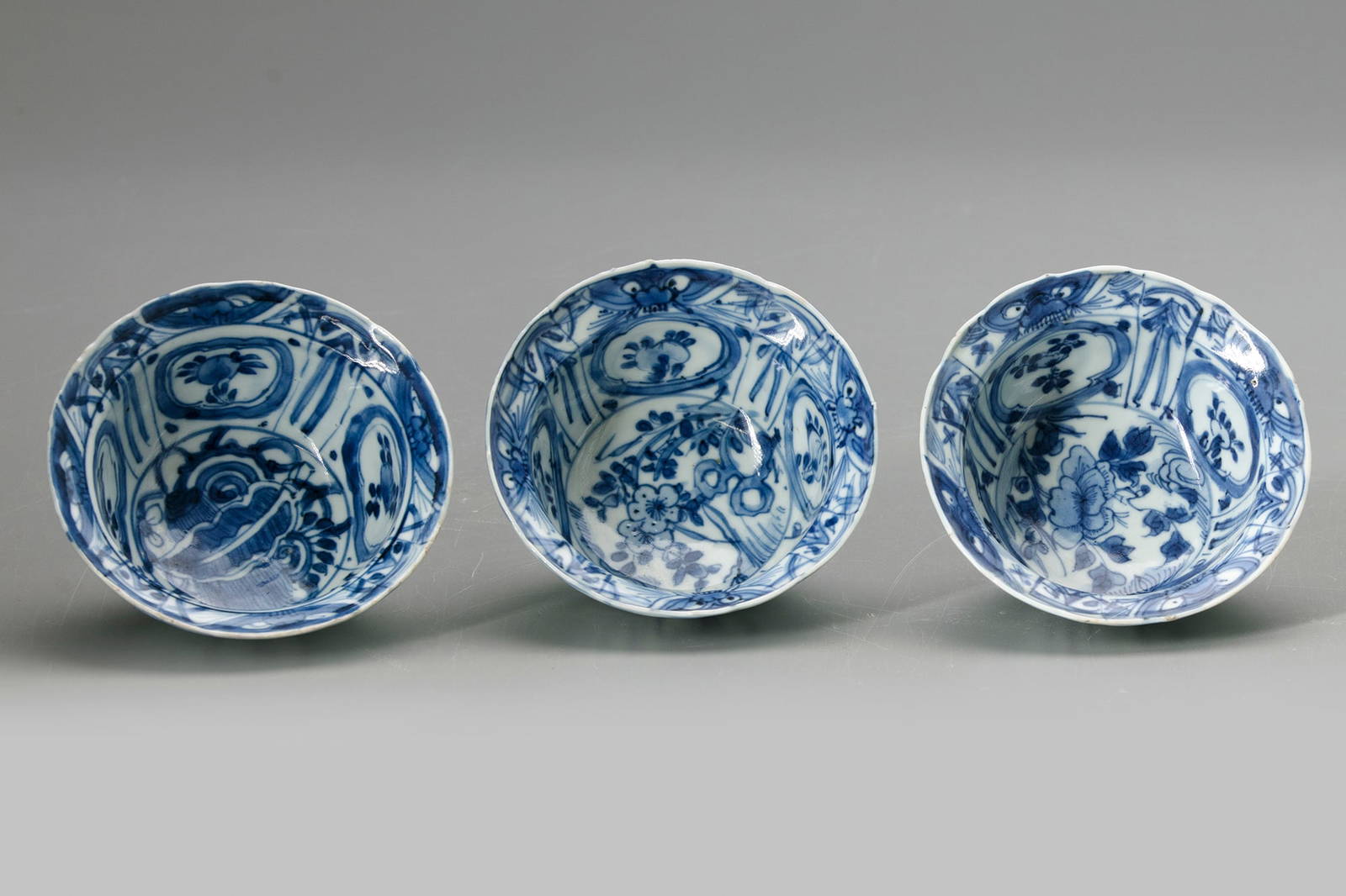 THREE CHINESE BLUE AND WHITE BOWLS, WANLI PERIOD (1572-1620)