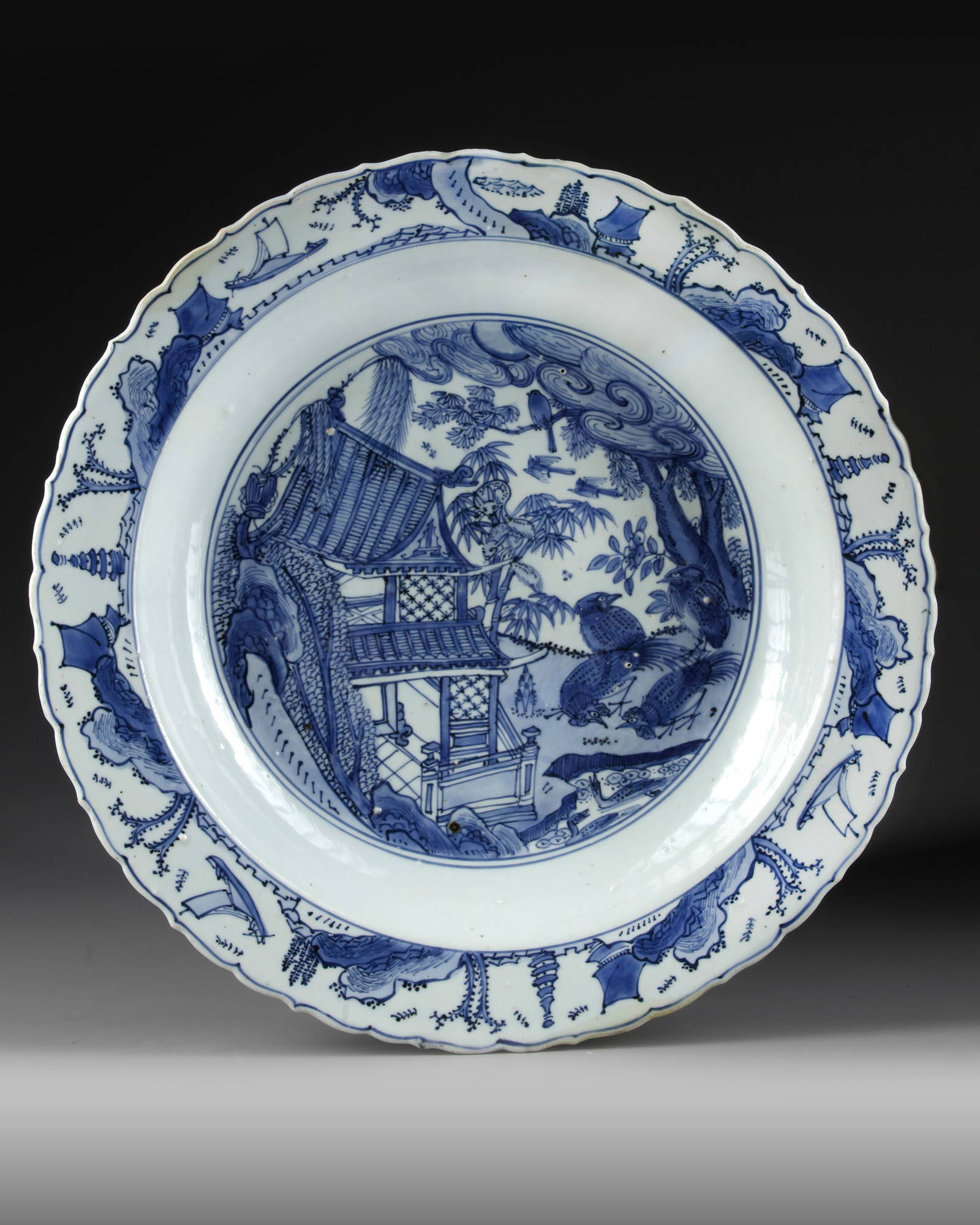 A CHINESE BLUE AND WHITE CHARGER, JIAJING PERIOD (1522-1566 AD)