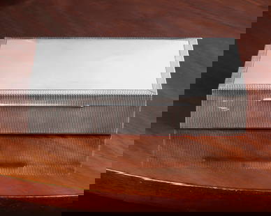 AN AMERICAN STERLING SILVER CIGAR BOX, MID 20TH CENTURY: Sterling silver (925/1000) - cover and sides with ribbed decoration, wood interior with plaque engraved with: "Aangeboden door Commissarissen 29 April 1959" Date: circa mid 20th century Halllmarked: S