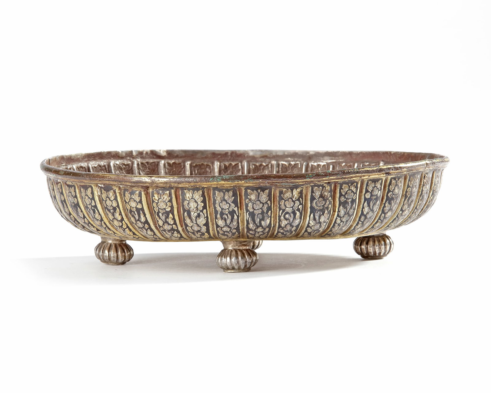 A GILT-SILVER NIELLO BOWL ON FOUR LEGS, INDIA, 19TH CENTURY: Decorated with floral niello panels and resting on four ribbed feet. 19 by 5 cm. 244 gr.