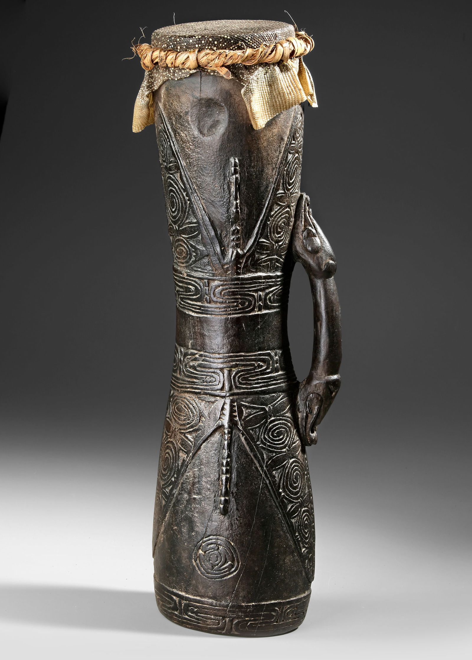 Sepik drum with wonderfull patina: Sepik drum with wonderfull patina. Collected by Jac Hoogerbrugge in the 1960’s or 1970’s. Skin intact. See the drawing by Hoogerbrugge.D.14 cm. H. 50 cm.