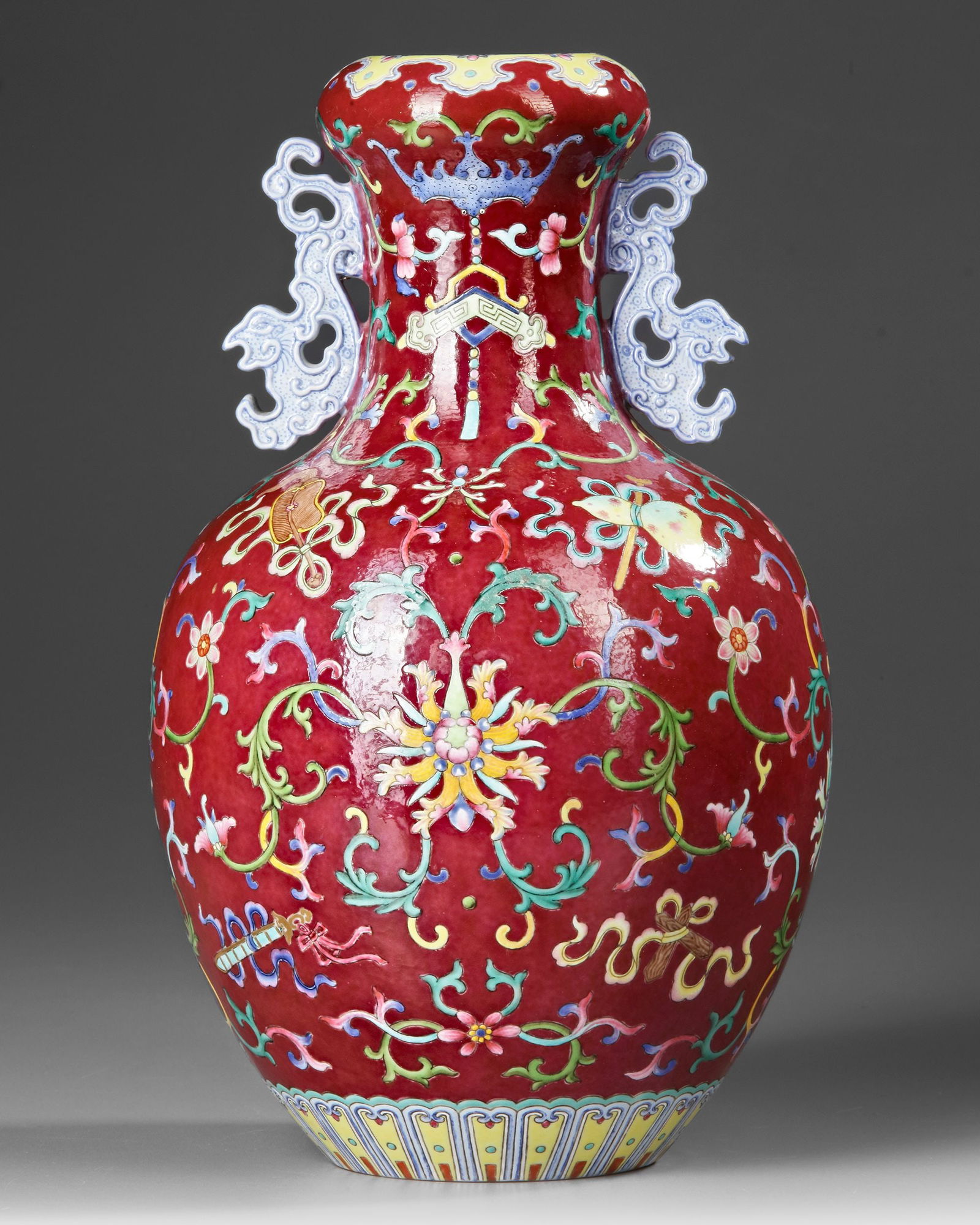 A CHINESE FAMILLE ROSE RUBY GROUND VASE, 19TH-20TH CENTURY (1 of 4)
