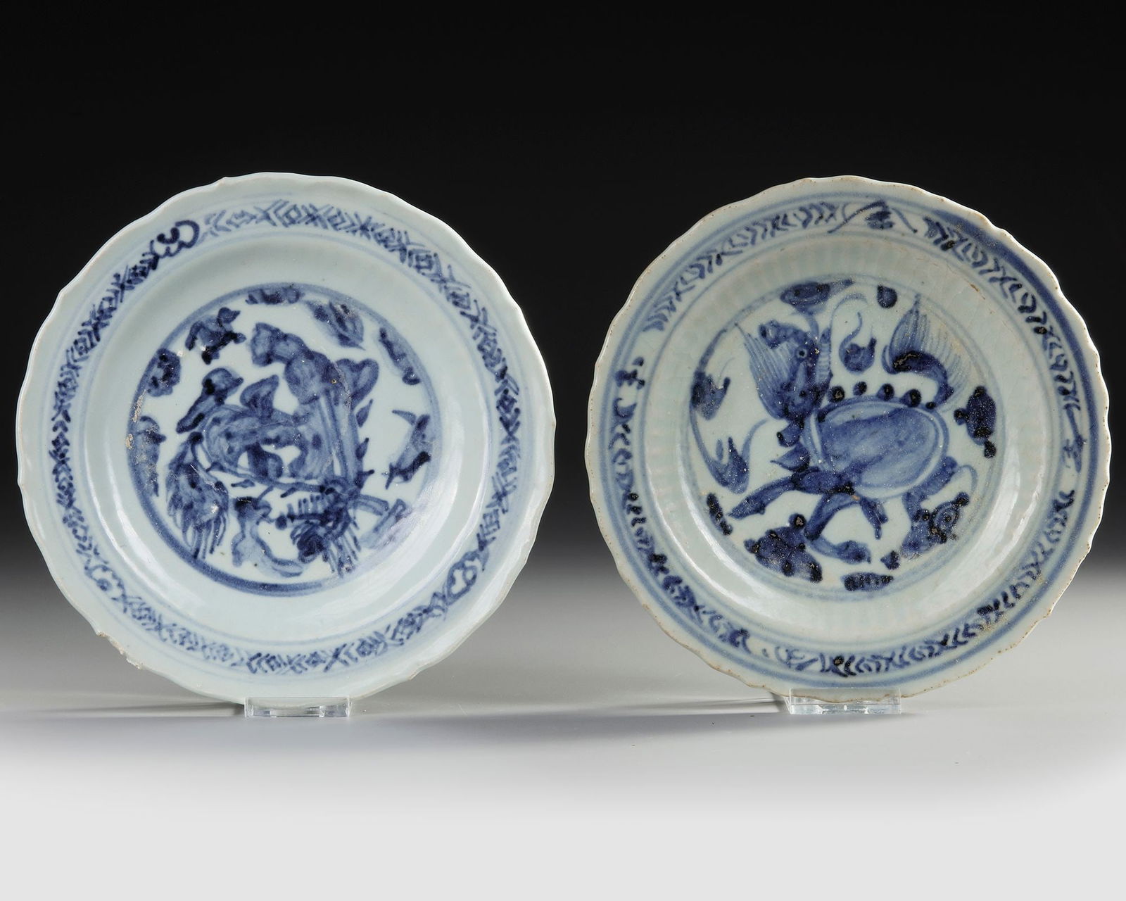A PAIR OF CHINESE BLUE-AND-WHITE DISHES, MING DYNASTY (1368-1644) (1 of 2)