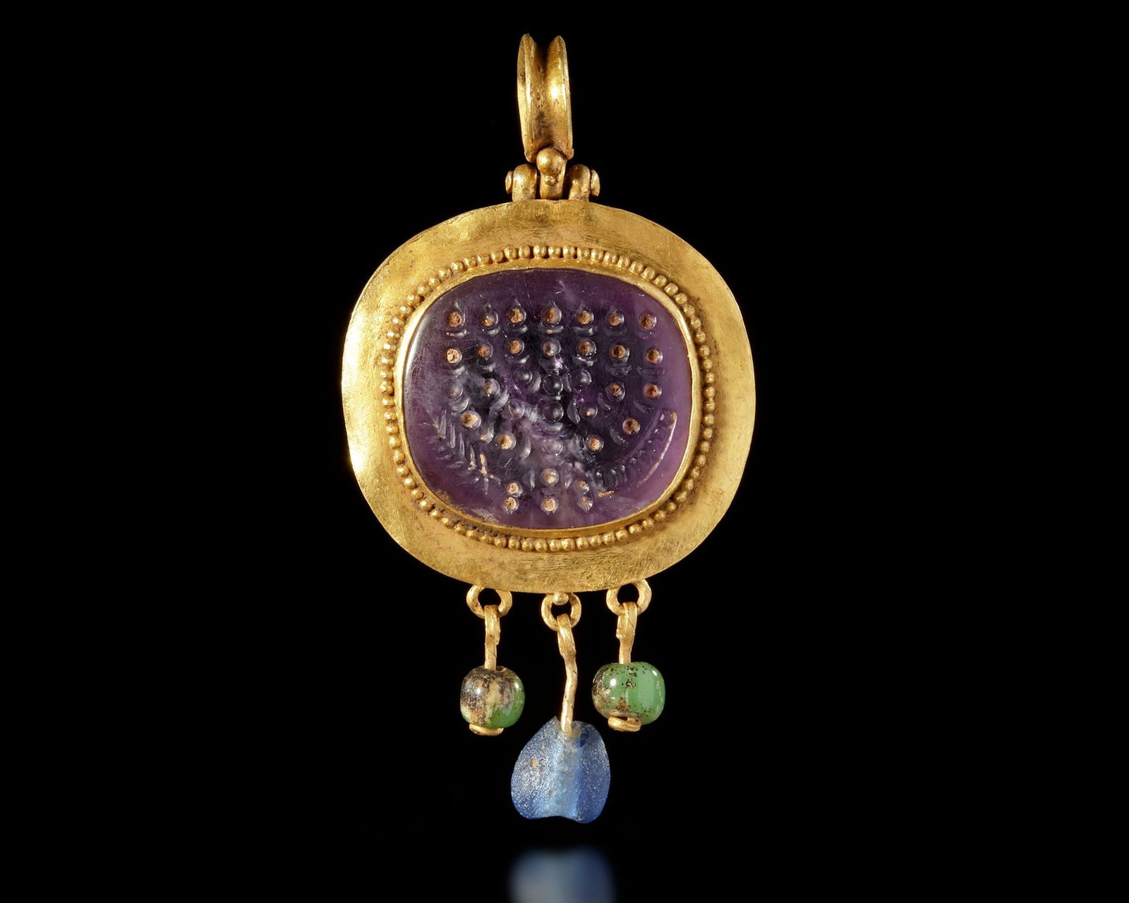 A LATE ROMAN–BYZANTINE GOLD PENDANT WITH AMETHYST MENORAH INTAGLIO, 5TH-7TH CENTURY AD (1 of 3)