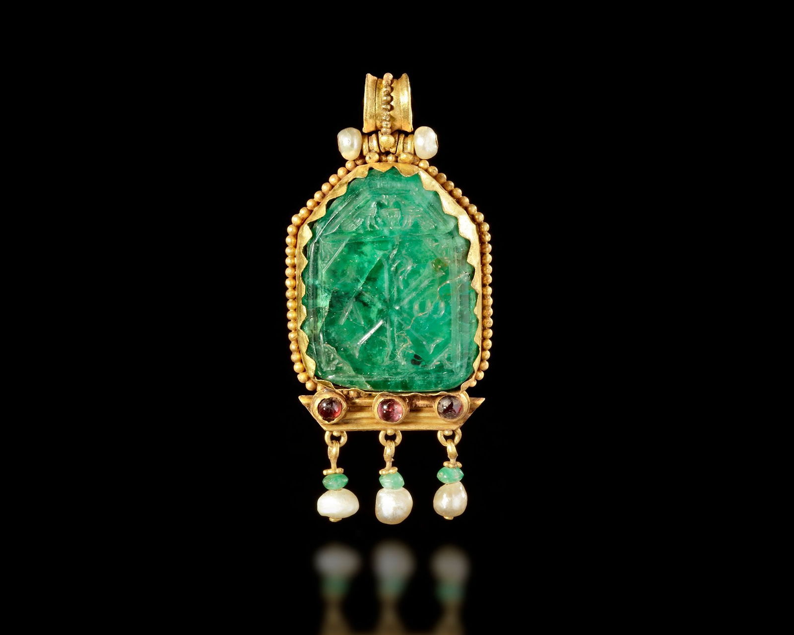 A BYZANTINE GOLD PENDANT WITH EMERALD CHI-RHO INTAGLIO 6TH-8TH CENTURY AD (1 of 4)