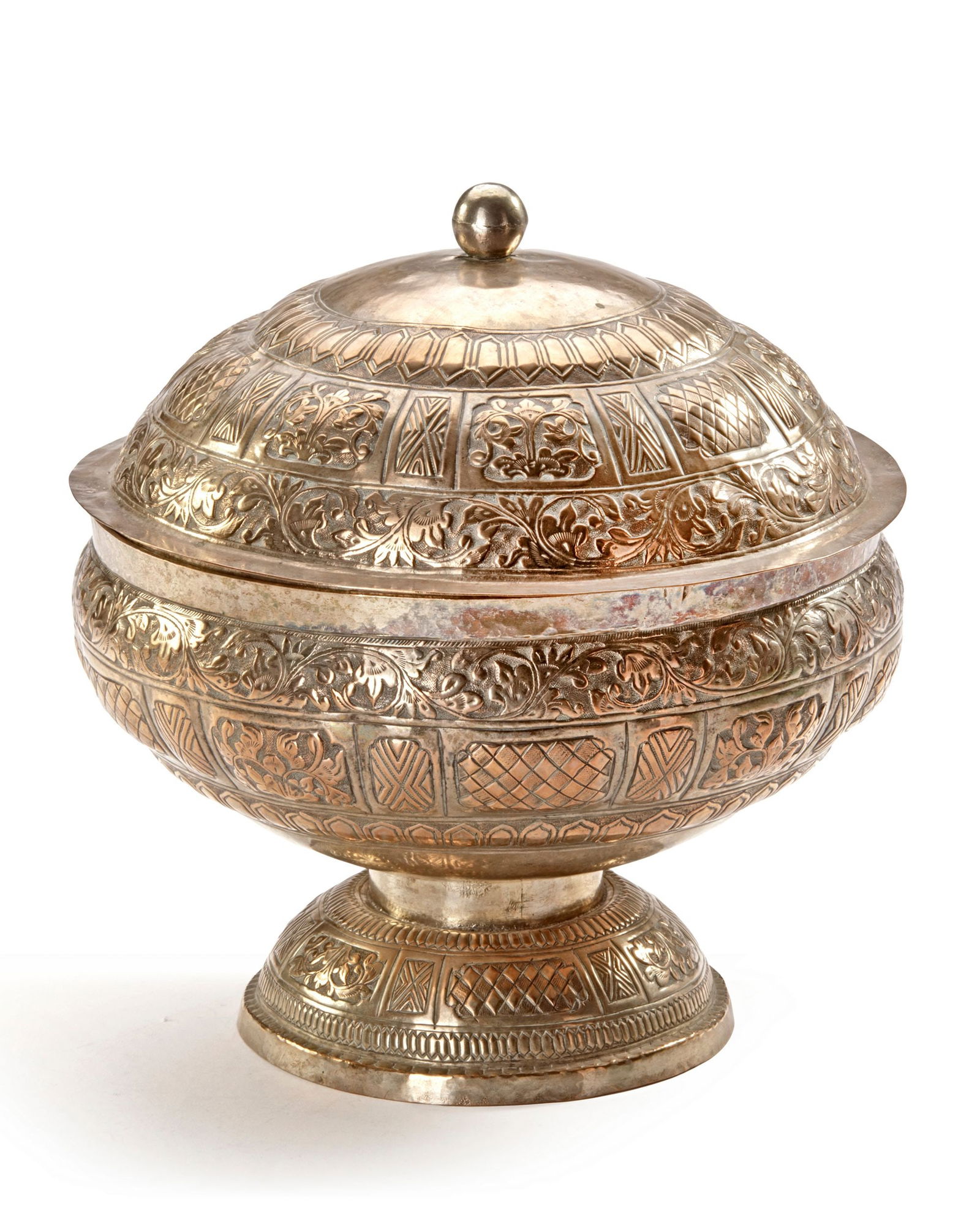 A MALAY SILVER BOWL WITH COVER, 19TH CENTURY: Repouss?© with floral and geometric motifs, standing on a raised foot. 20 by 23,5 cm. 508 gr. THE DR. SAAD AL-JADIR COLLECTION