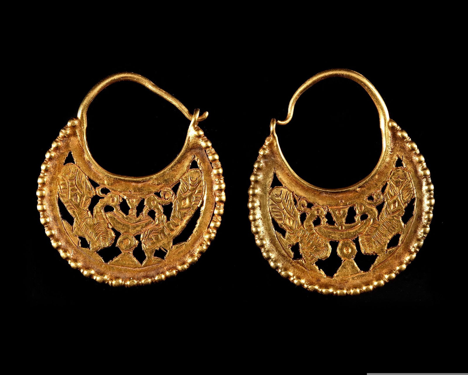 A PAIR OF GOLD EARRINGS, NEAR EAST, 11TH CENTURY (1 of 2)