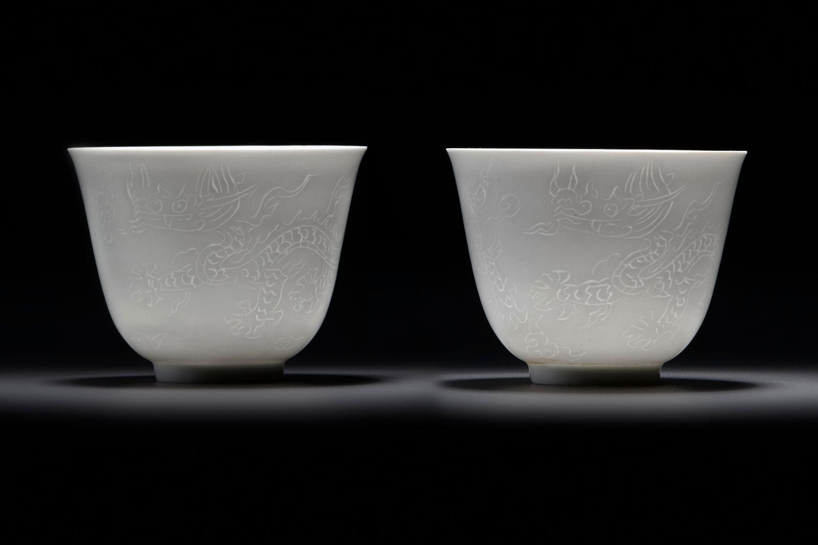A PAIR OF SMALL CHINESE WHITE-GLAZED DRAGONS CUPS, 20TH CENTURY (1 of 6)