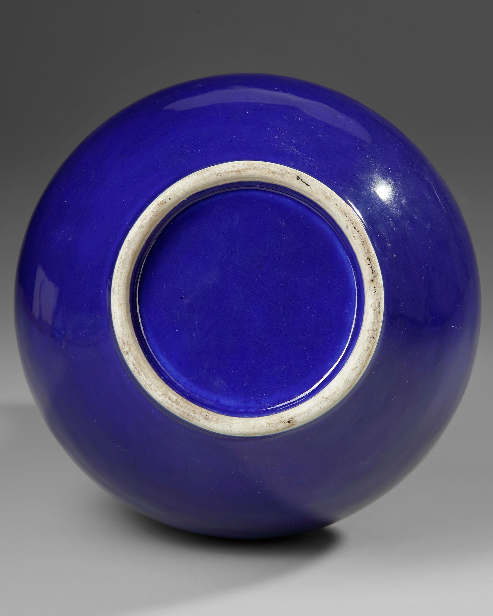 A CHINESE POWER BLUE GLAZED BOTTLE VASE, QING DYNASTY (1644-1911) - 3