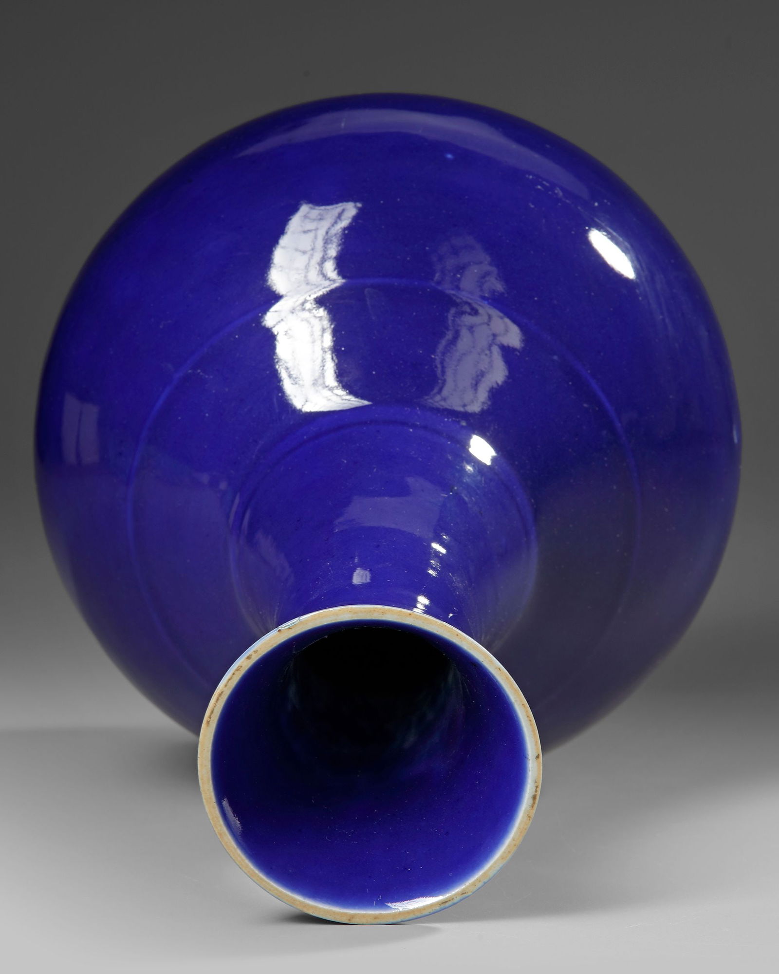 A CHINESE POWER BLUE GLAZED BOTTLE VASE, QING DYNASTY (1644-1911) - 4