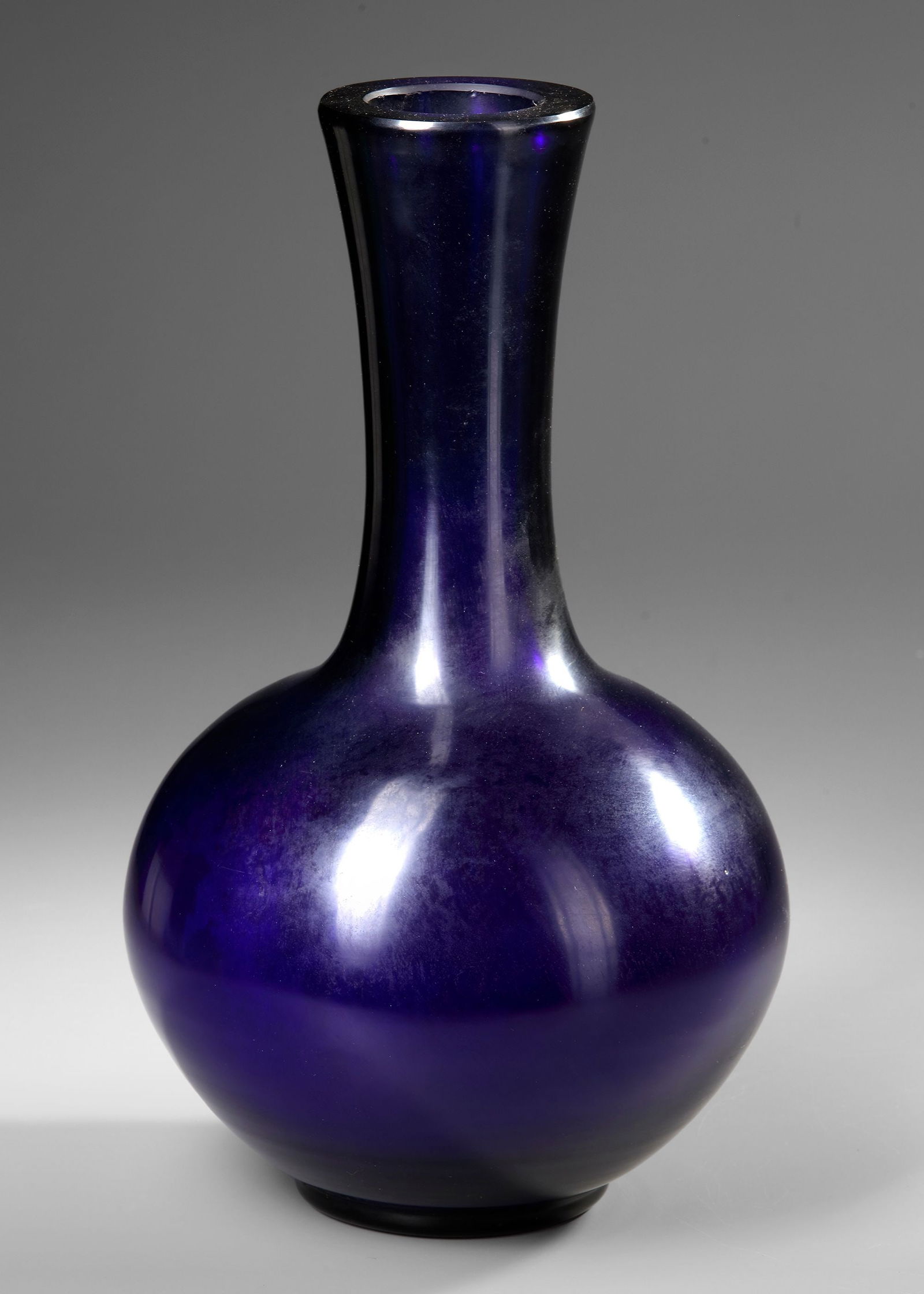 A CHINESE BLUE PEKING GLASS VASE, 20TH CENTURY (1 of 3)