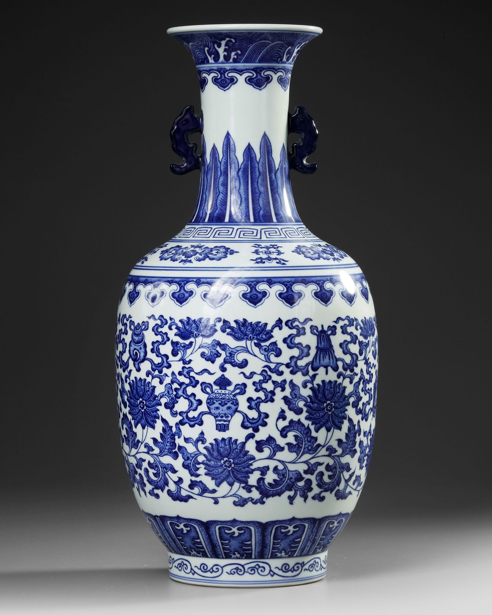A CHINESE BLUE AND WHITE VASE, 19TH-20TH CENTURY (1 of 4)