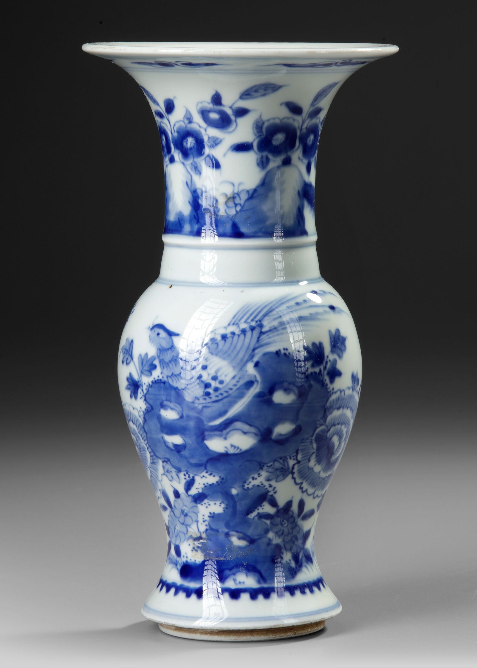 A CHINESE BLUE AND WHITE VASE, 19TH CENTURY (1 of 4)