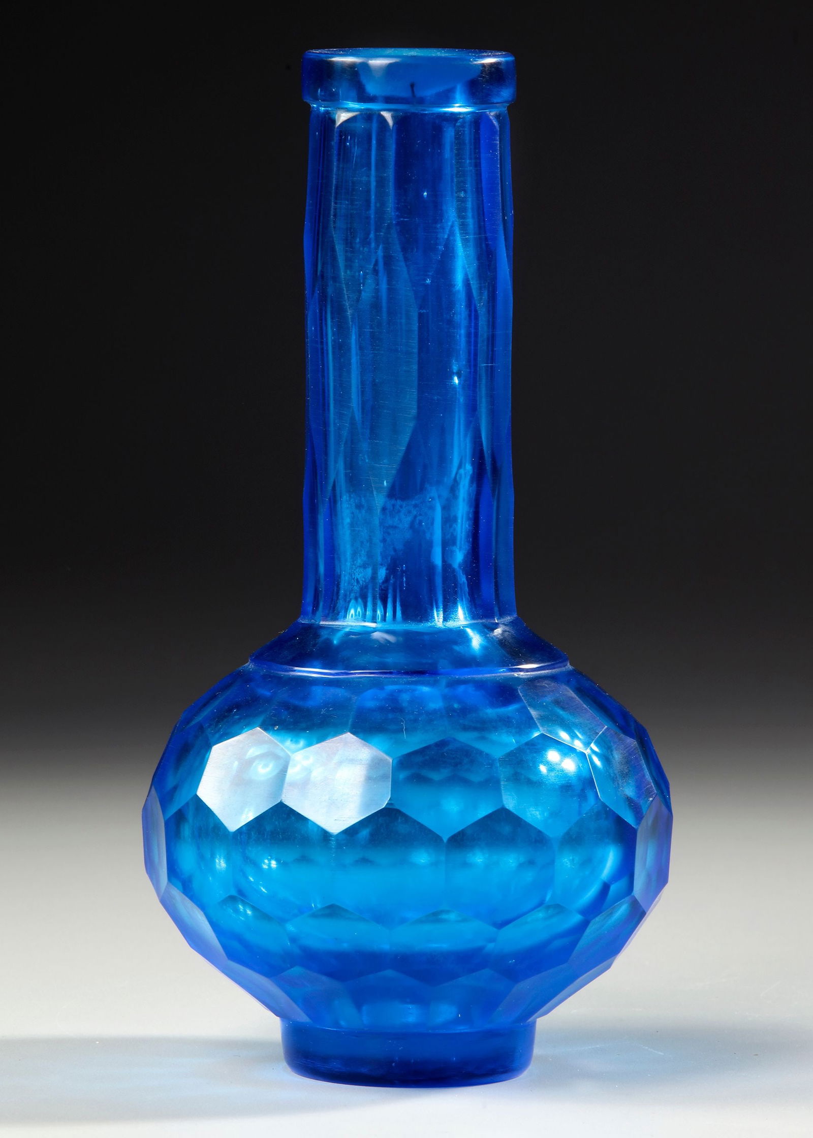 A CHINESE BLUE PEKING GLASS VASE, 20TH CENTURY (1 of 4)