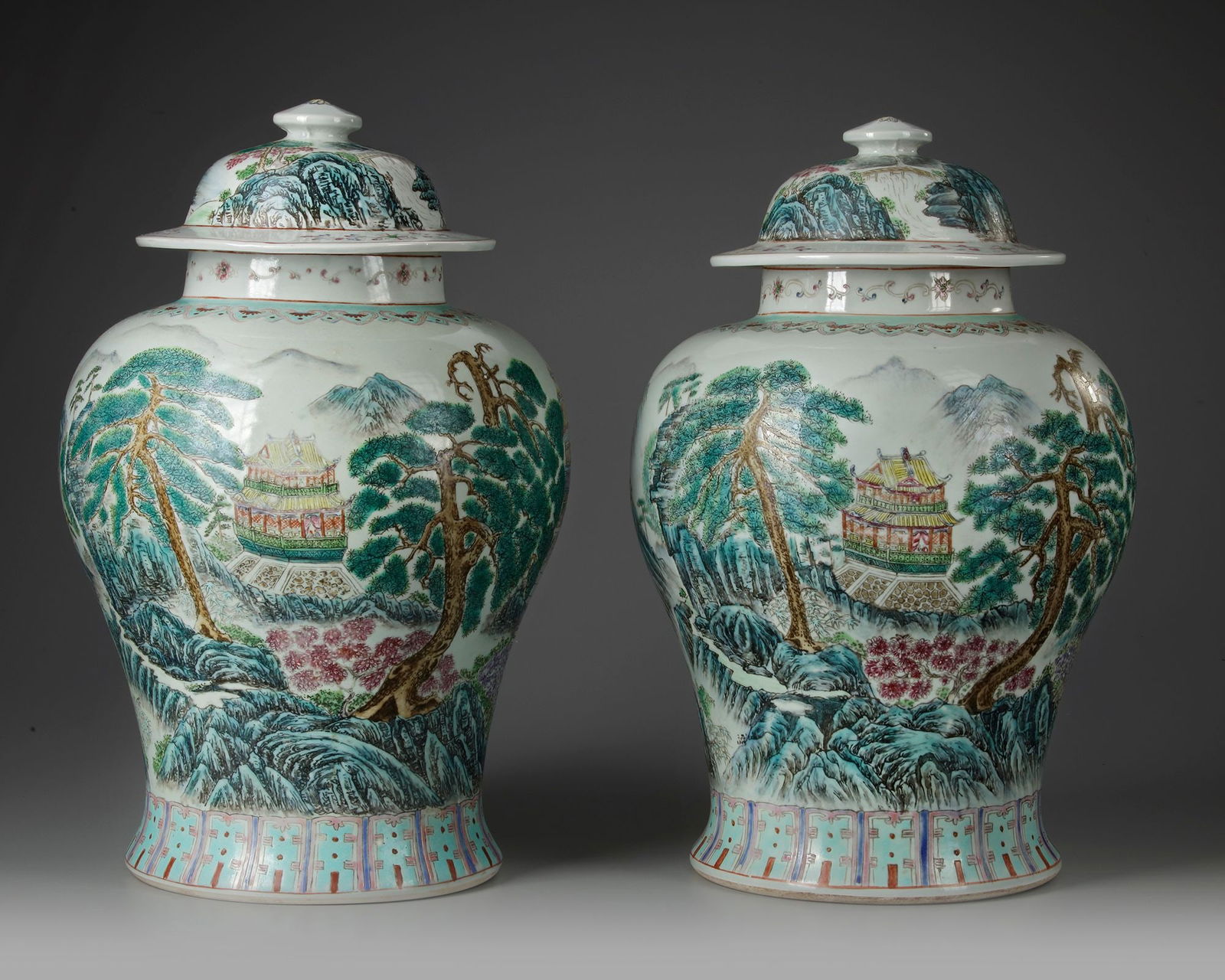 A PAIR OF CHINESE FAMILLE ROSE VASES WITH COVERS, 20TH CENTURY (1 of 2)