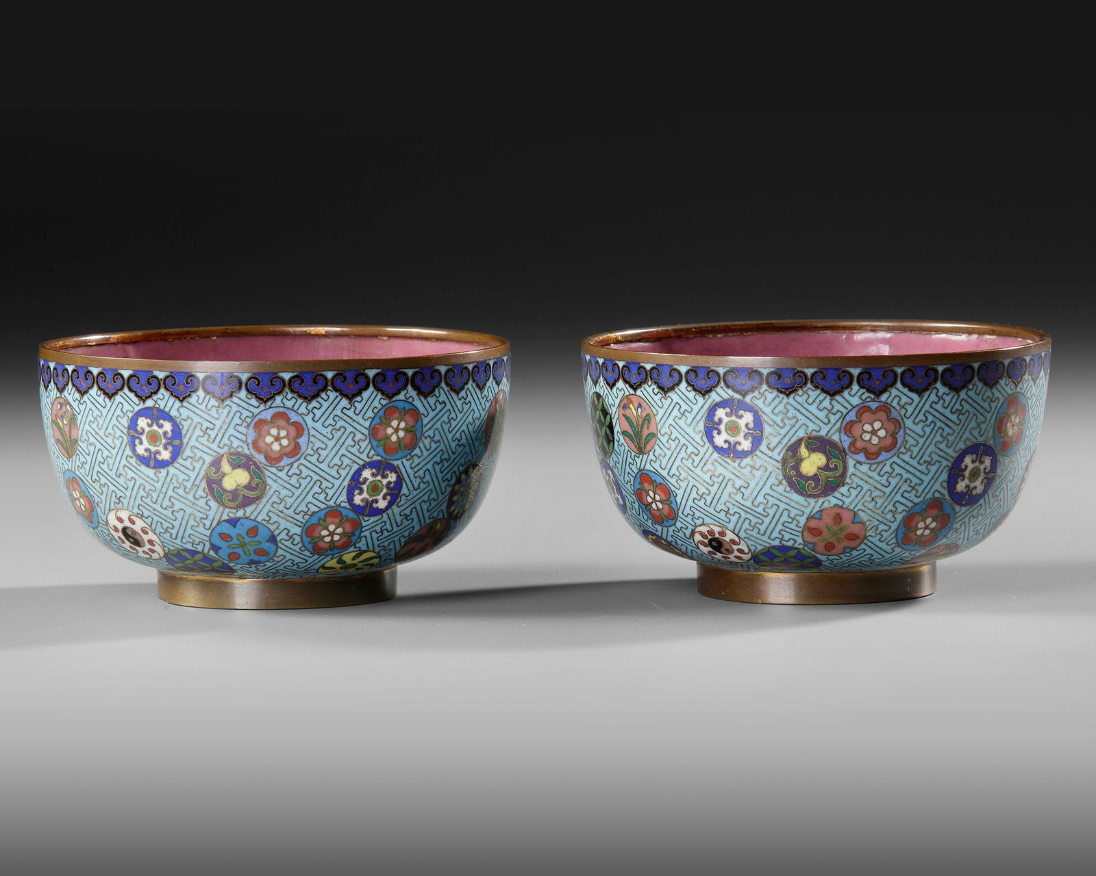 PAIR OF CHINESE CLOISONN?‰ ENAMEL BOWLS, 19TH CENTURY (1 of 4)