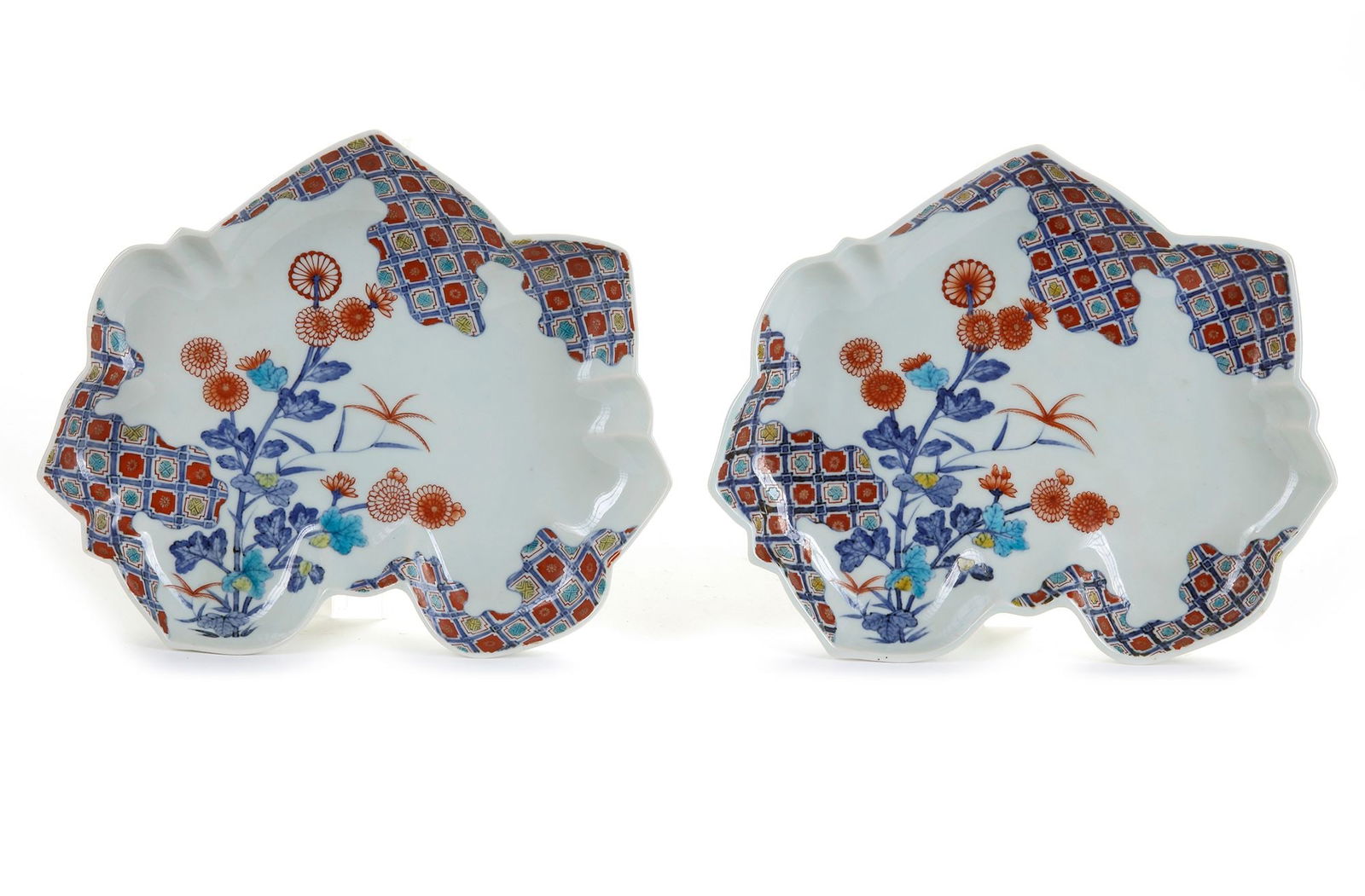 A PAIR OF JAPANESE DISHES IN THE SHAPE OF MAPLE LEAF, CIRCA 1800 (1 of 3)