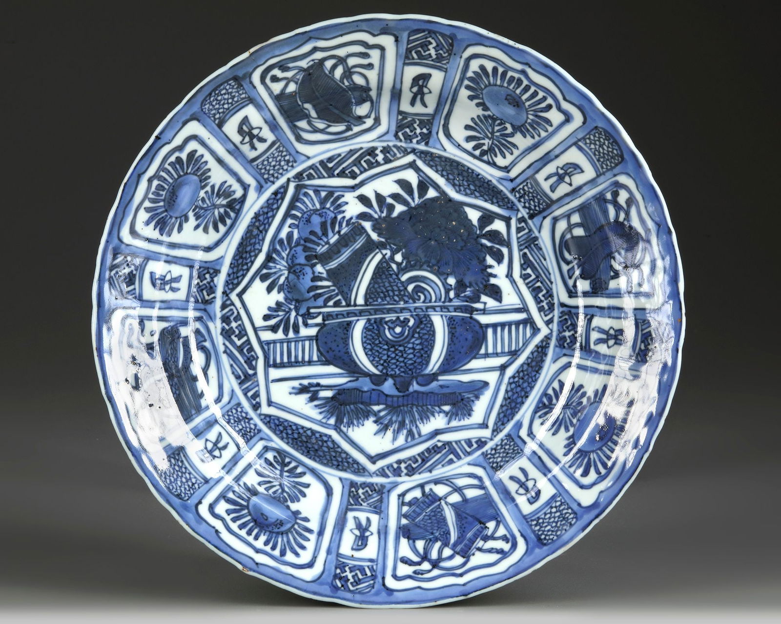 A CHINESE BLUE AND WHITE KRAAK PORCELAIN' DISH, WANLI PERIOD (1572-1620) (1 of 2)