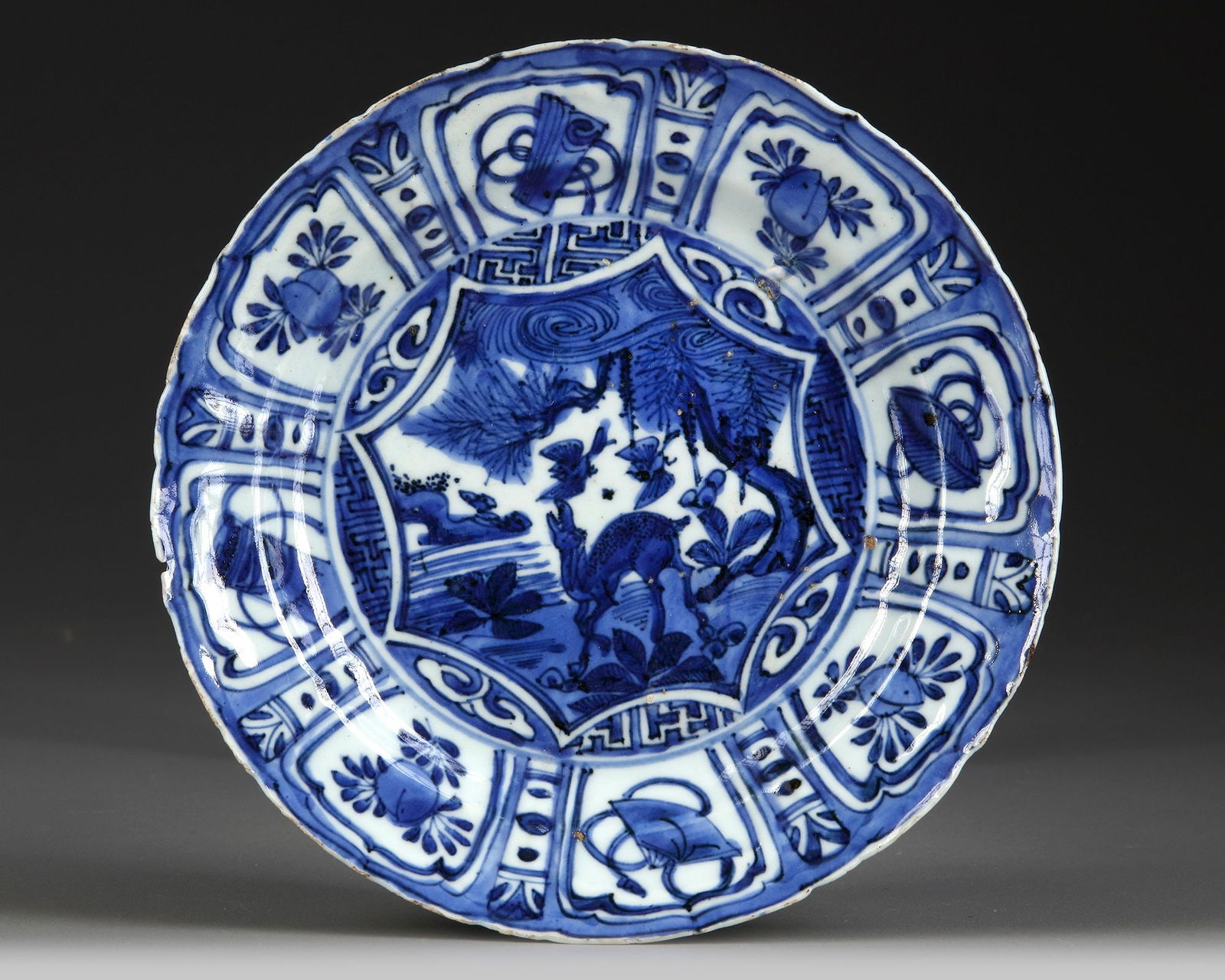 A CHINESE BLUE AND WHITE 'DEER' 'KRAAK PORCELAIN' DISH, WANLI PERIOD (1572-1620) (1 of 2)