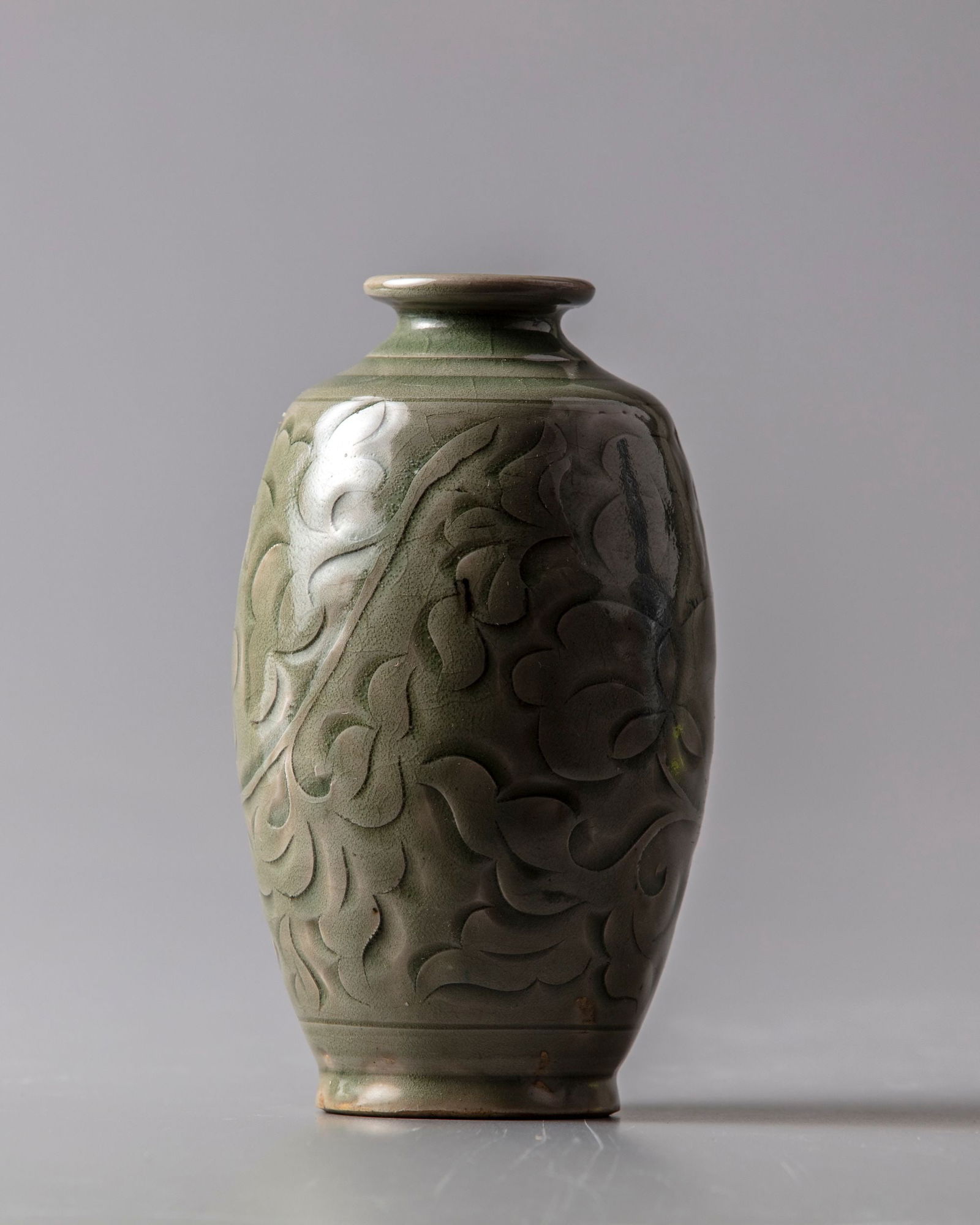 A CHINESE CELADON GLAZED VASE (1 of 3)