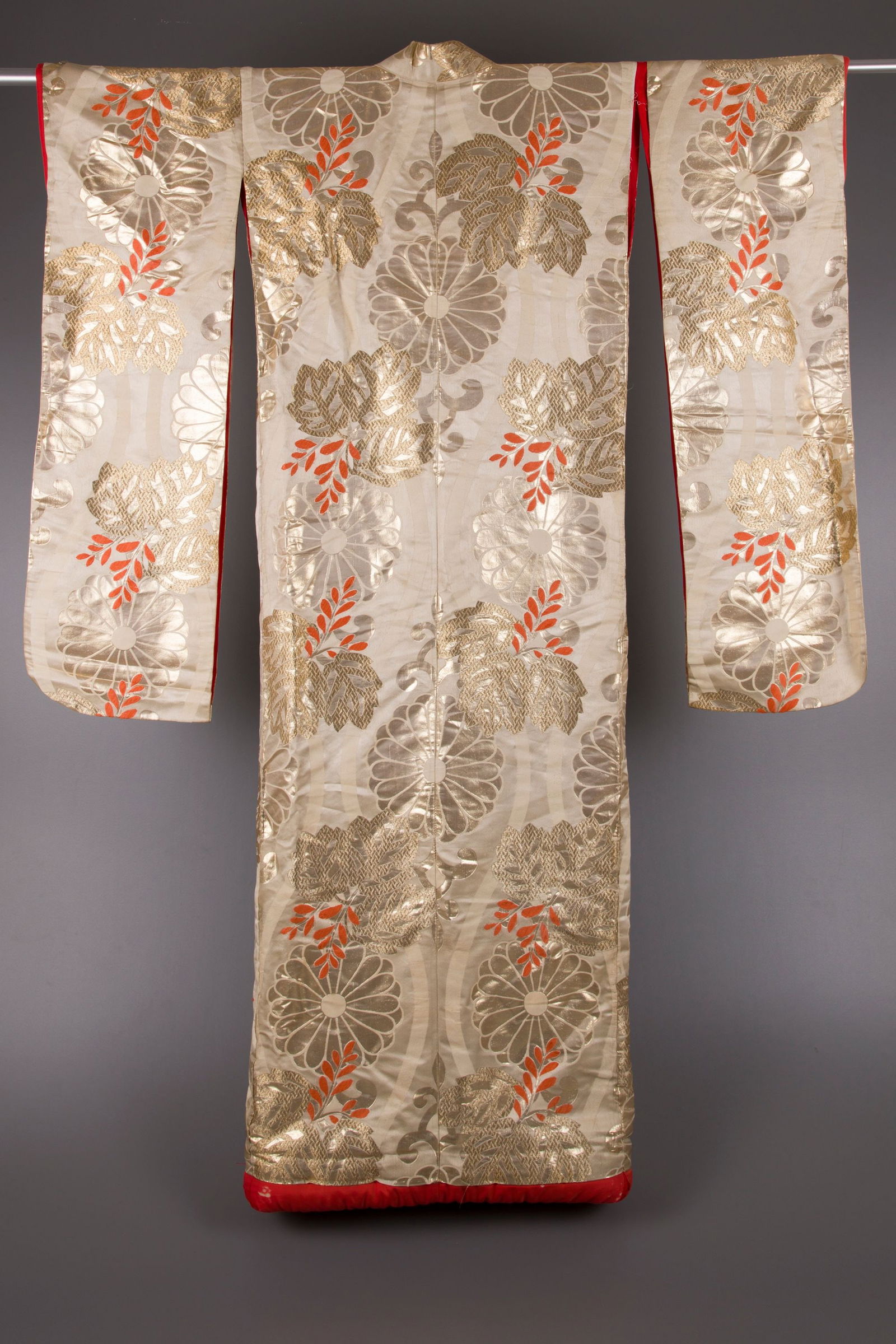 A JAPANESE KIMONO, 20TH CENTURY (1 of 2)