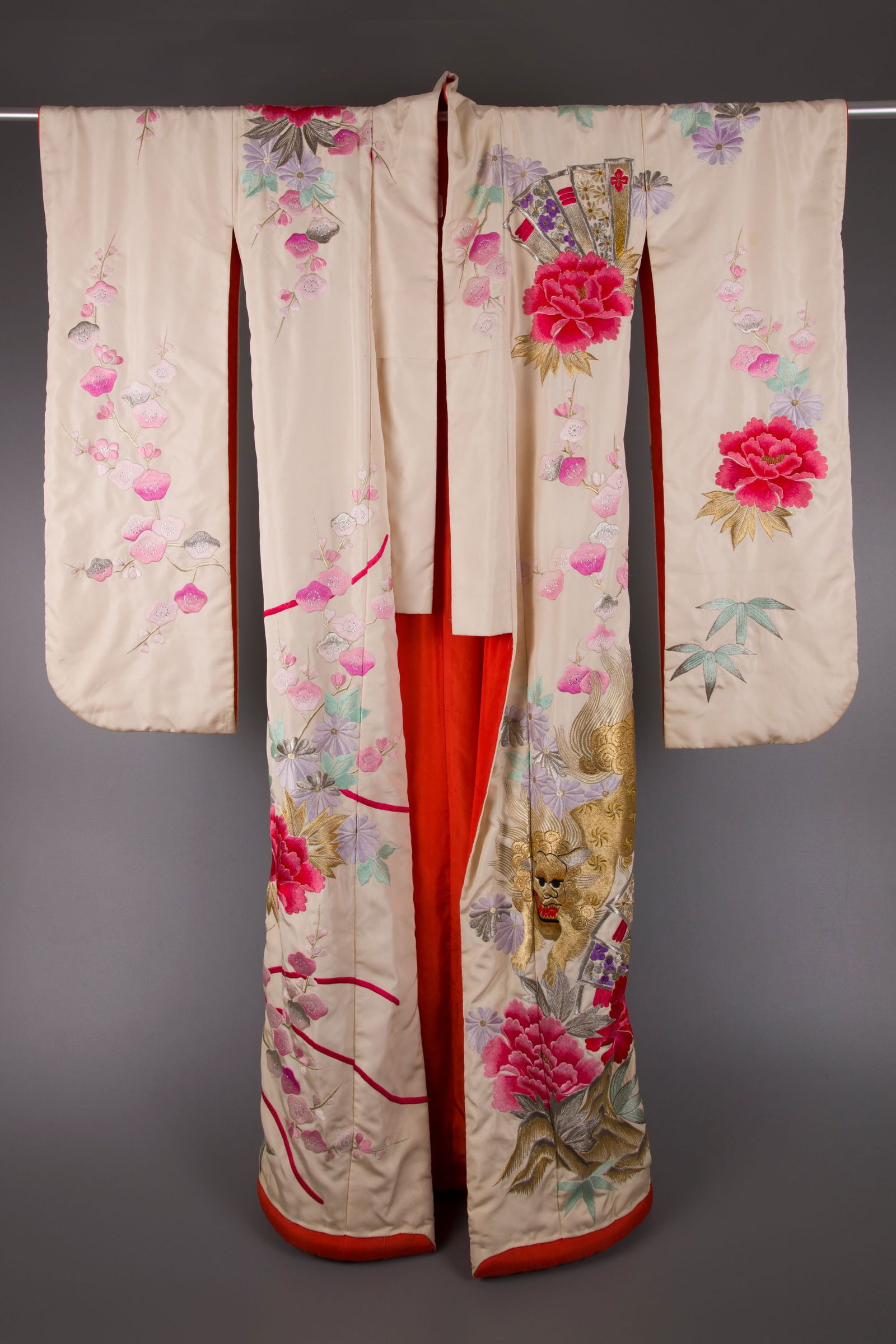 A JAPANESE KIMONO, 20TH CENTURY (1 of 2)