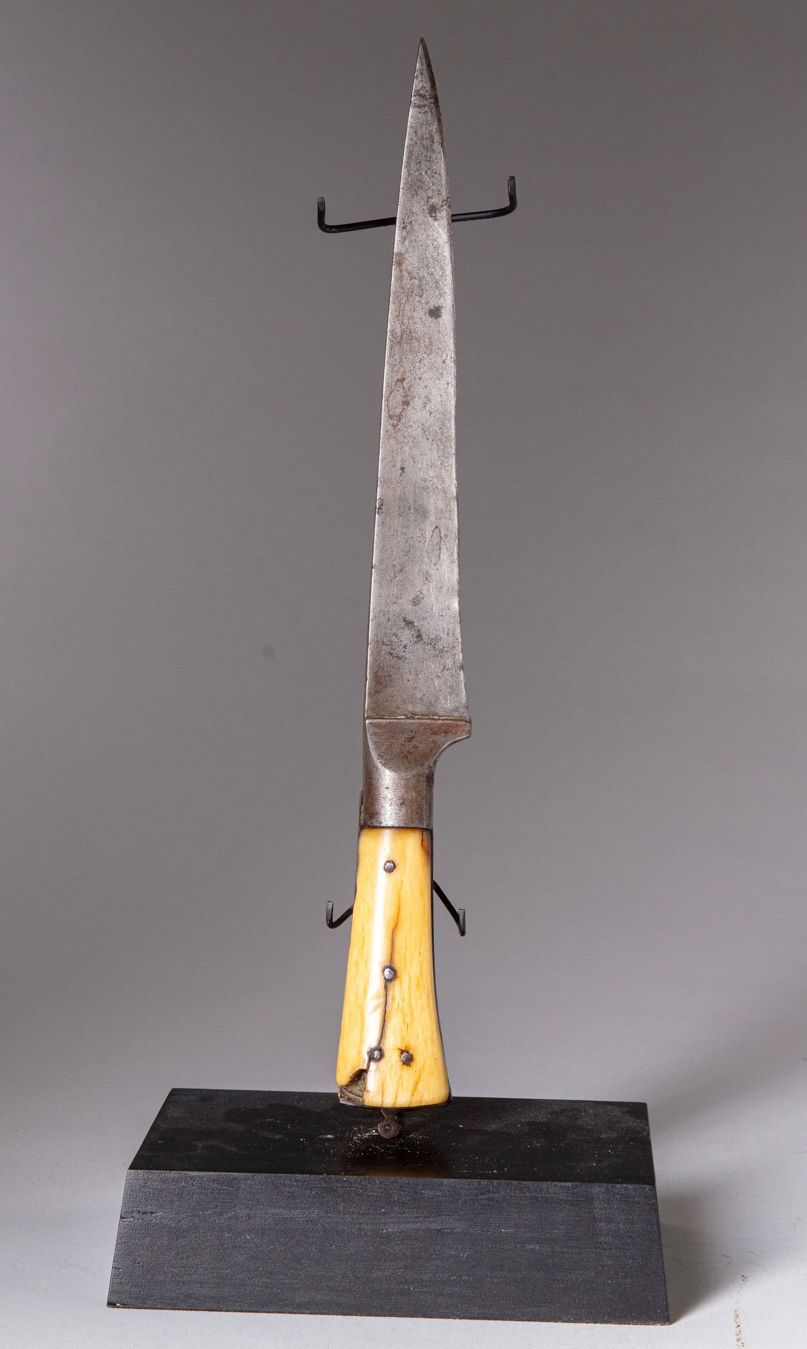 A PERSIAN KNIFE WITH BONE HANDLE, SAVAFID PERIOD, 19TH CENTURY: L. 34 cm.