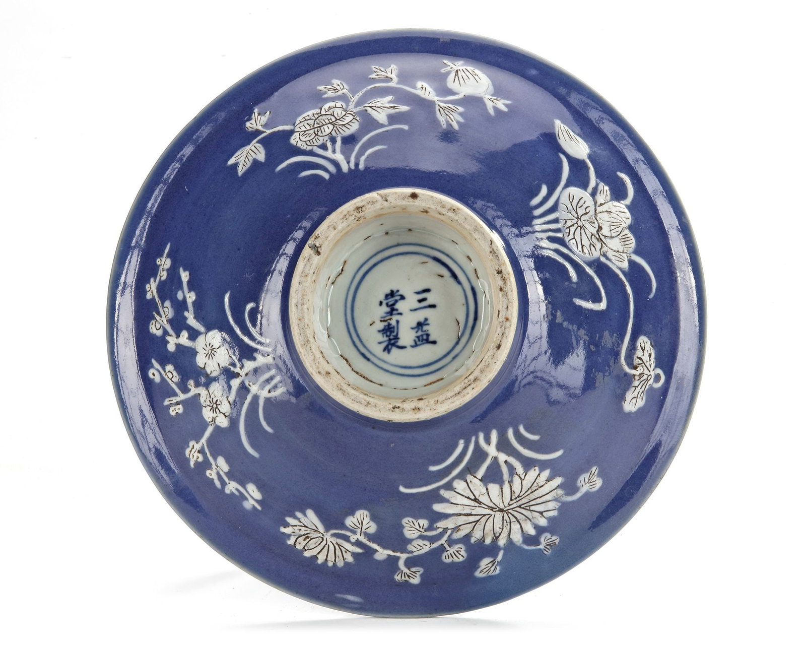 A CHINESE BLUE-GROUND SLIP DECORATED BOWL, 17TH CENTURY (1 of 5)