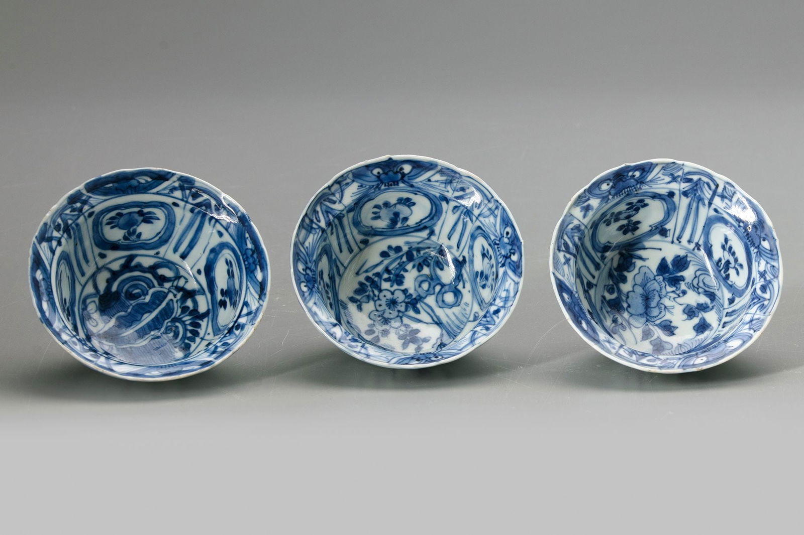 THREE CHINESE BLUE AND WHITE BOWLS, WANLI PERIOD (1572-1620) (1 of 5)