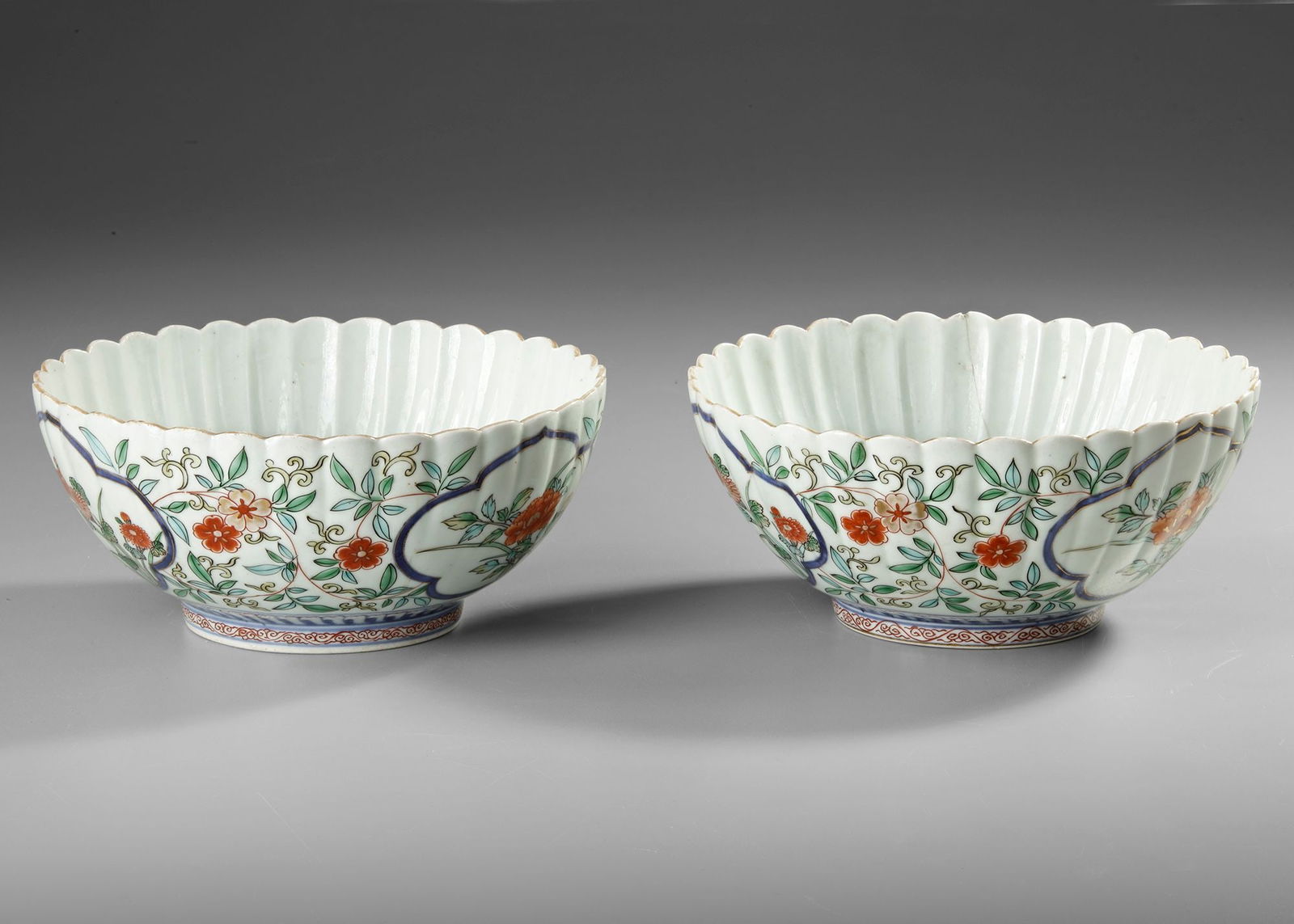 A PAIR OF JAPANESE IMARI BOWLS, 17TH CENTURY (1 of 4)
