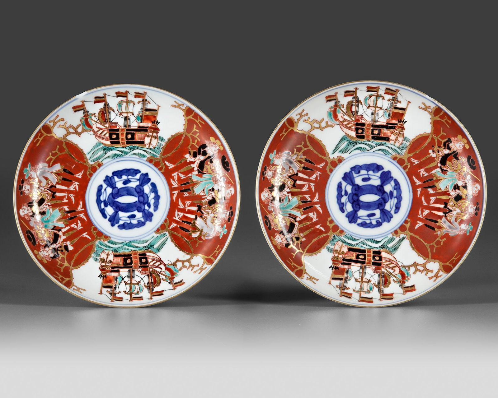 A PAIR OF JAPANESE IMARI NANBAN SHIP DISHES, 19TH CENTURY (1 of 2)