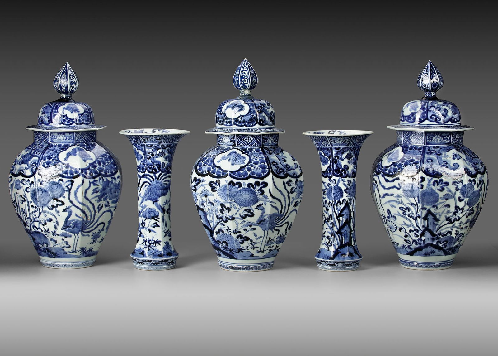 A JAPANESE BLUE AND WHITE PORCELAIN SET, CIRCA 1700 (1 of 4)