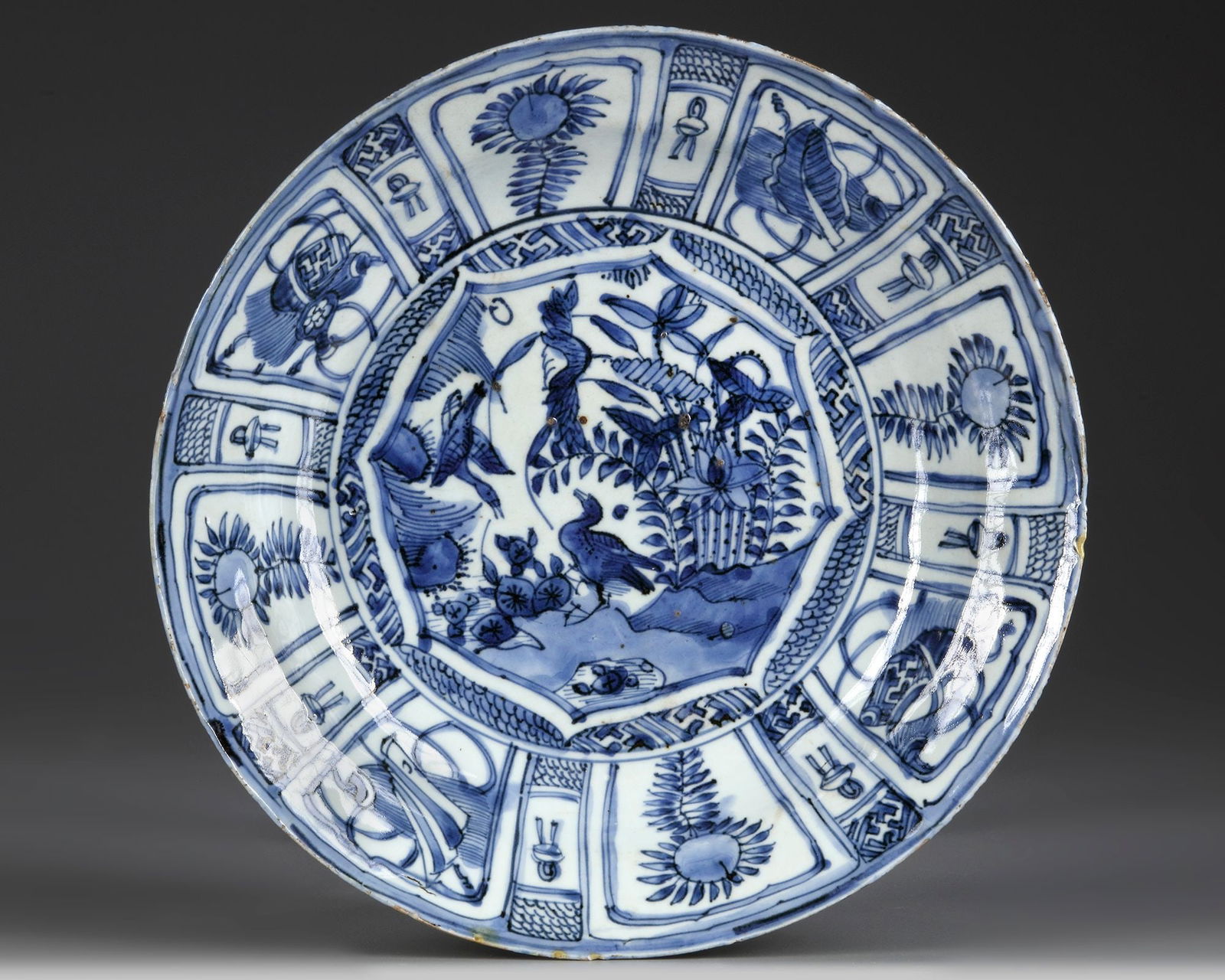 A CHINESE BLUE AND WHITE 'BIRDS' 'KRAAK PORCELAIN' DISH, WANLI PERIOD (1572-1620) (1 of 2)
