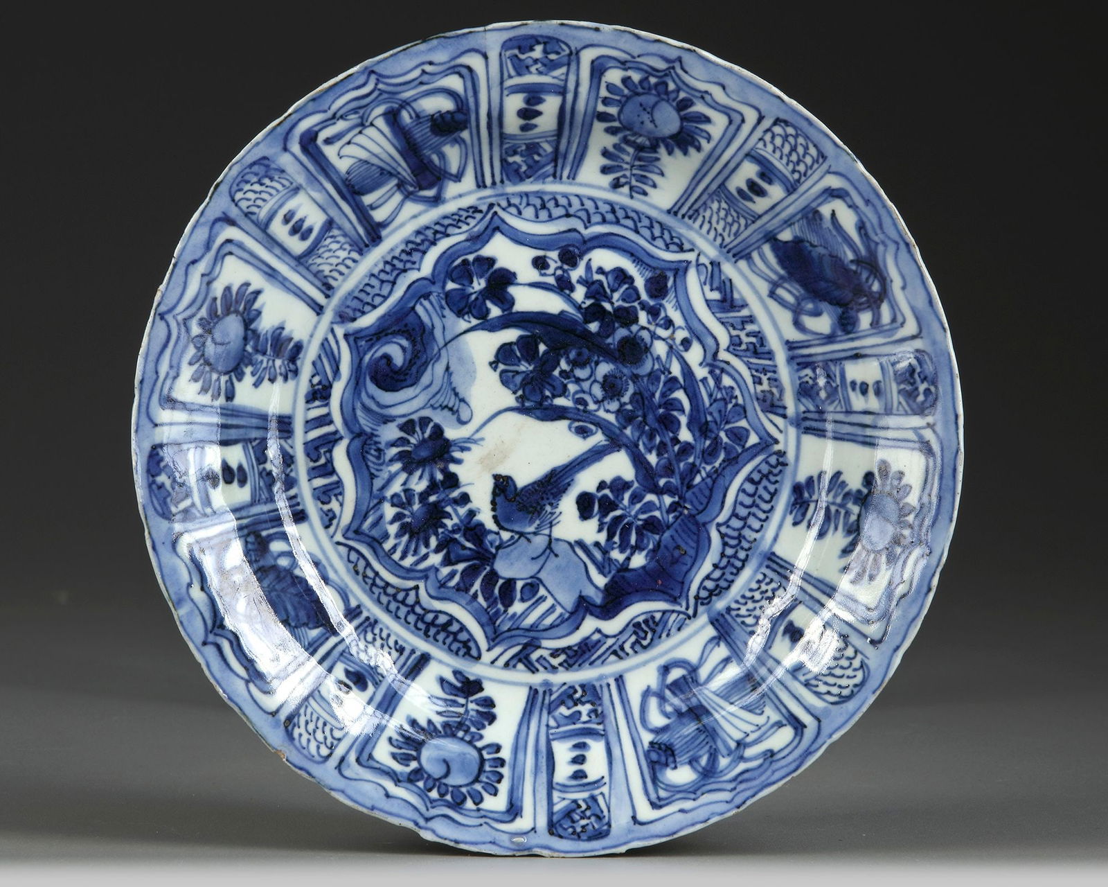 A CHINESE BLUE AND WHITE KRAAK PORCELAIN DISH, WANLI PERIOD (1572-1620) (1 of 2)
