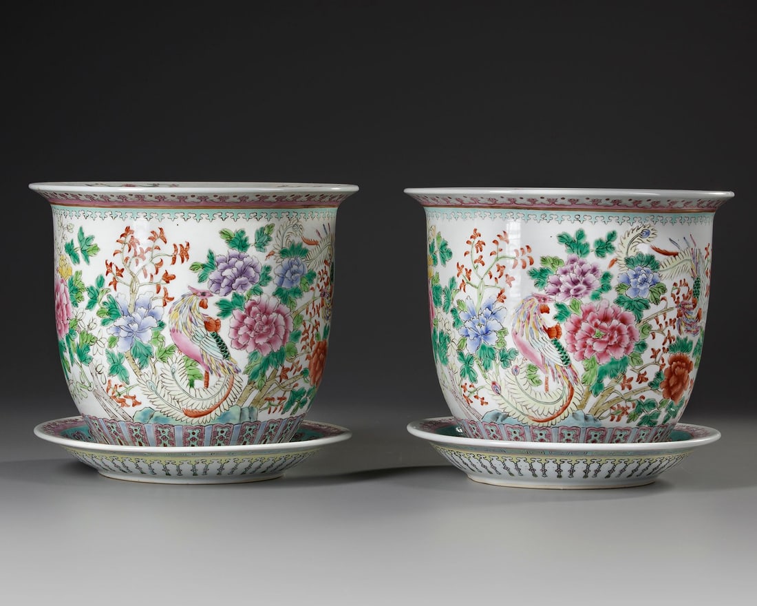 A PAIR OF CHINESE FAMILLE ROSE POTS ON STANDS, 19TH-20TH CENTURY (1 of 4)